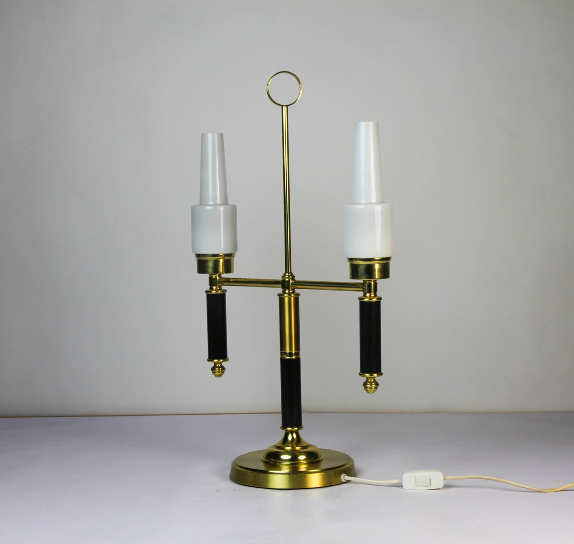 Elegant bordslampa, C-E Fors, EWÅ Värnamo. B-591. Mässing och glas. 70-tal.