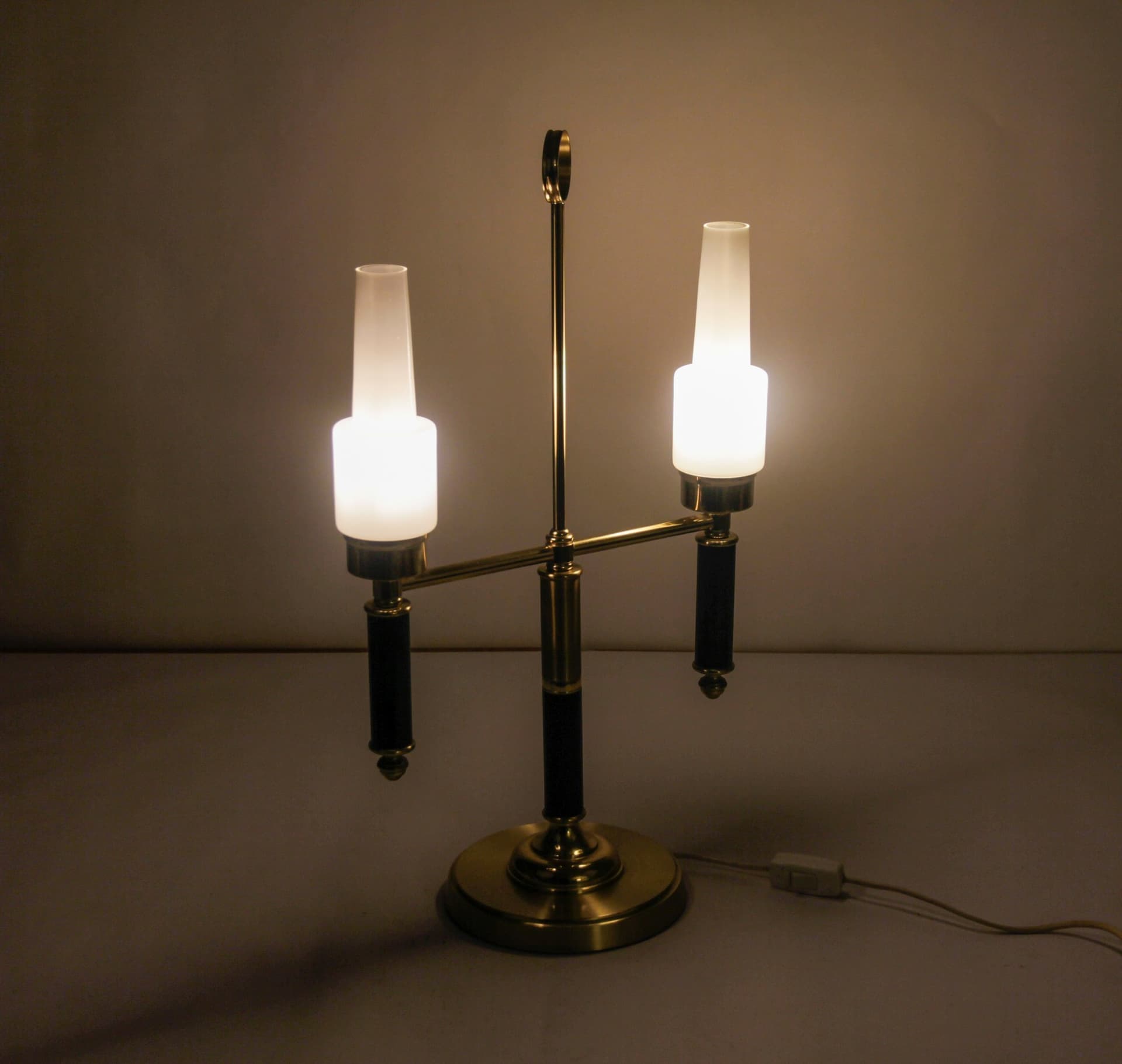 Elegant bordslampa, C-E Fors, EWÅ Värnamo. B-591. Mässing och glas. 70-tal.