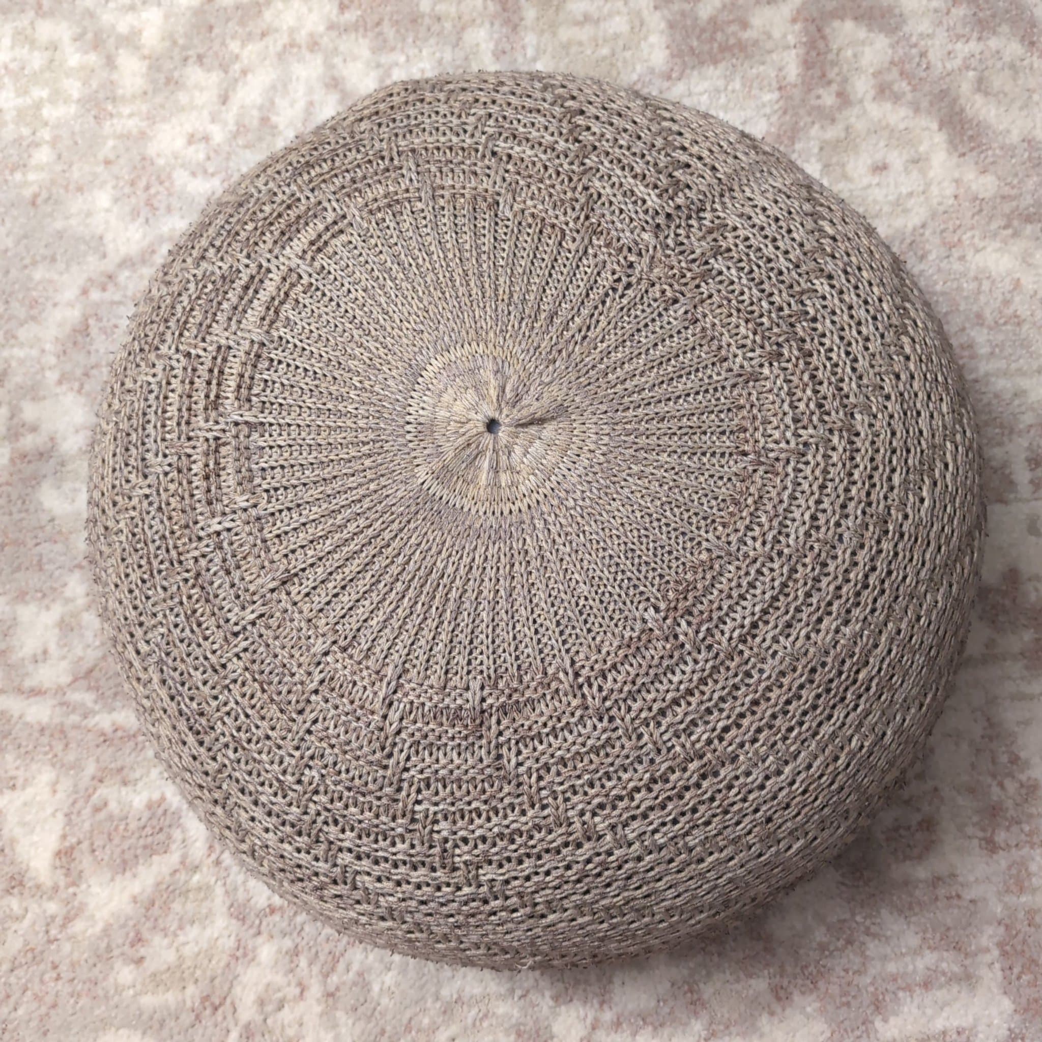 Stickad fotpall / sittkudde / sittpuff 45 cm, beige