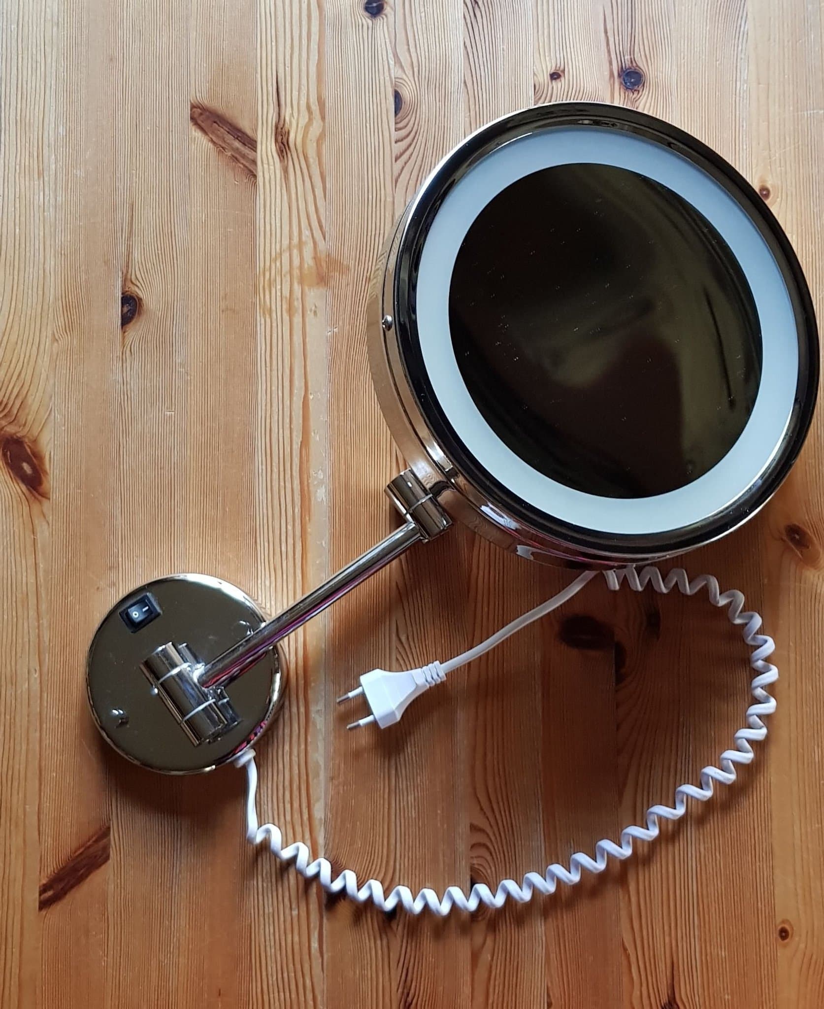 Stor väggmonterad sminkspegel med belysning