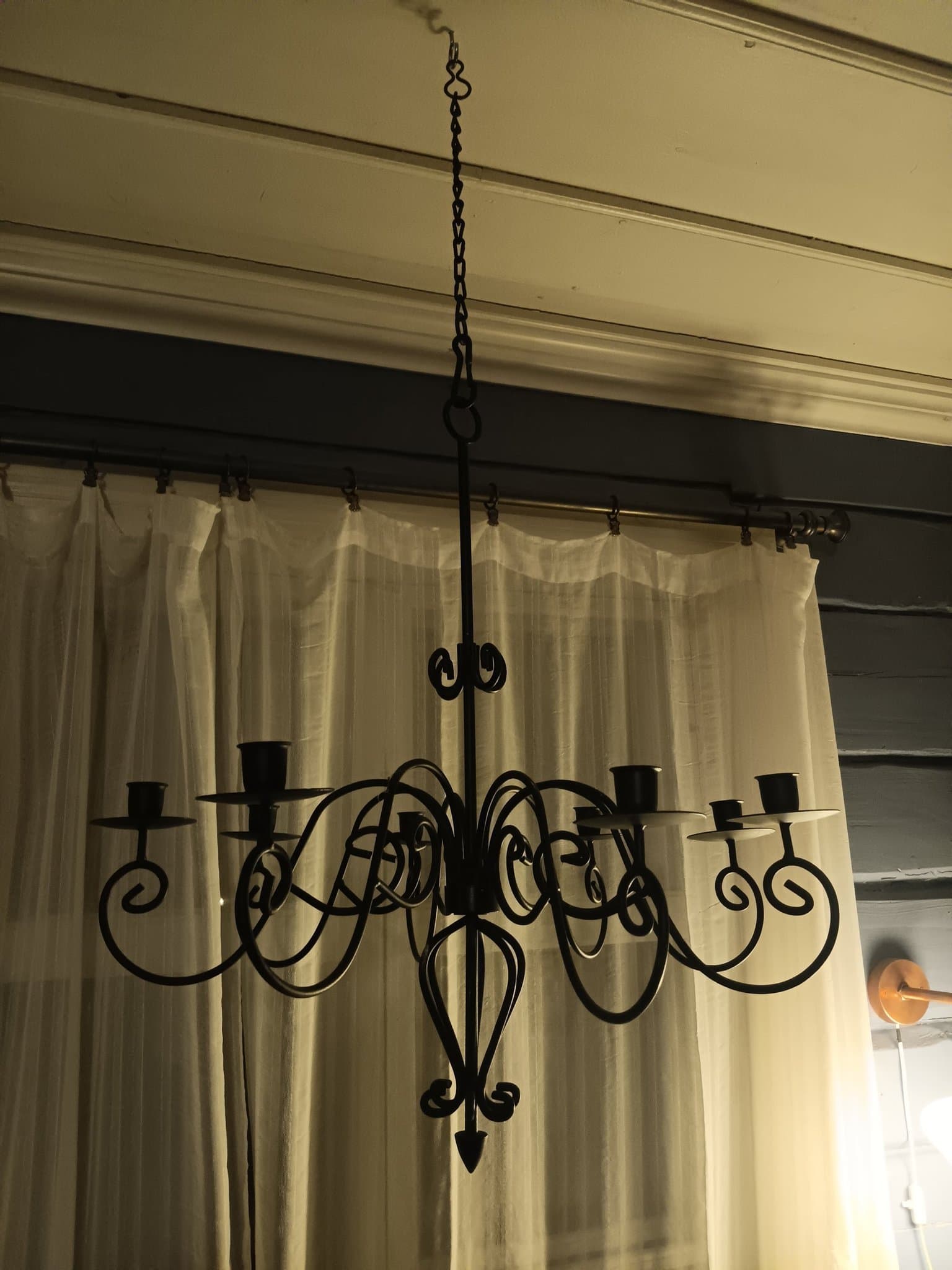 Svart 8 - armad smidesljuskrona