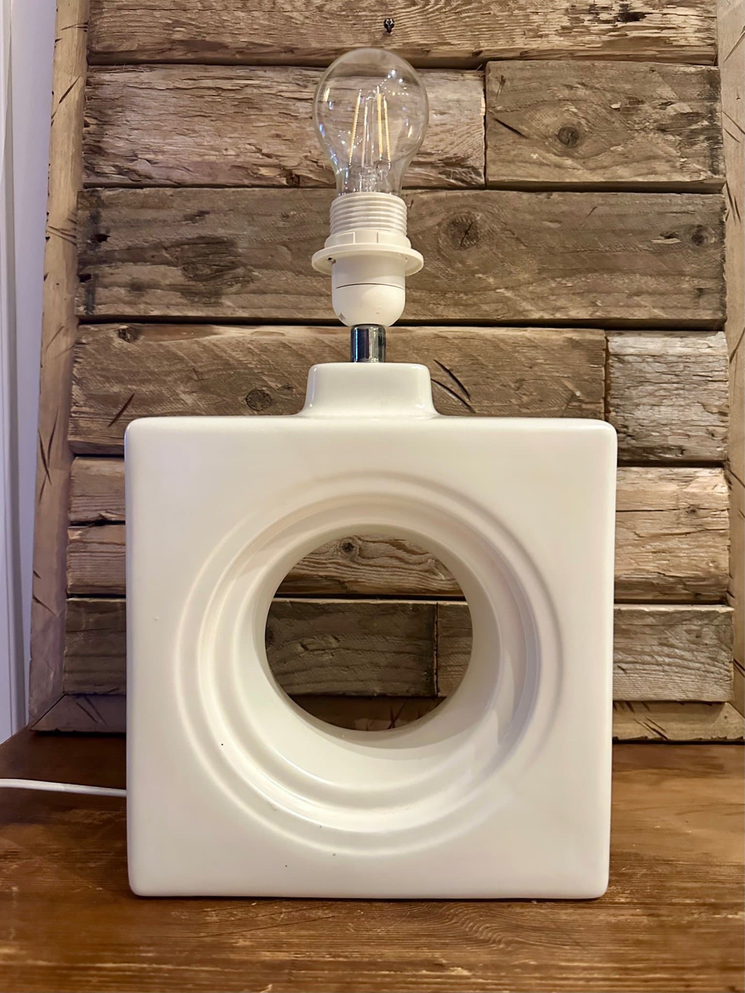 VINTAGE IKEA Lovart vit keramiklampa med runt hål B0002 bordslampa