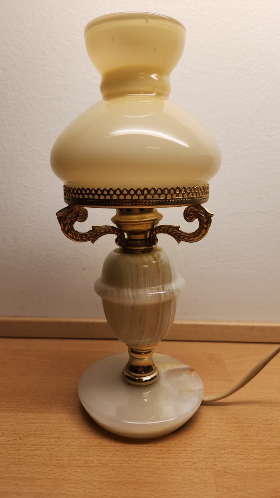 Vintage Bordslampa i Onyx & Mässing – Höjd ca 30 cm – Klassisk Opalglaskupa