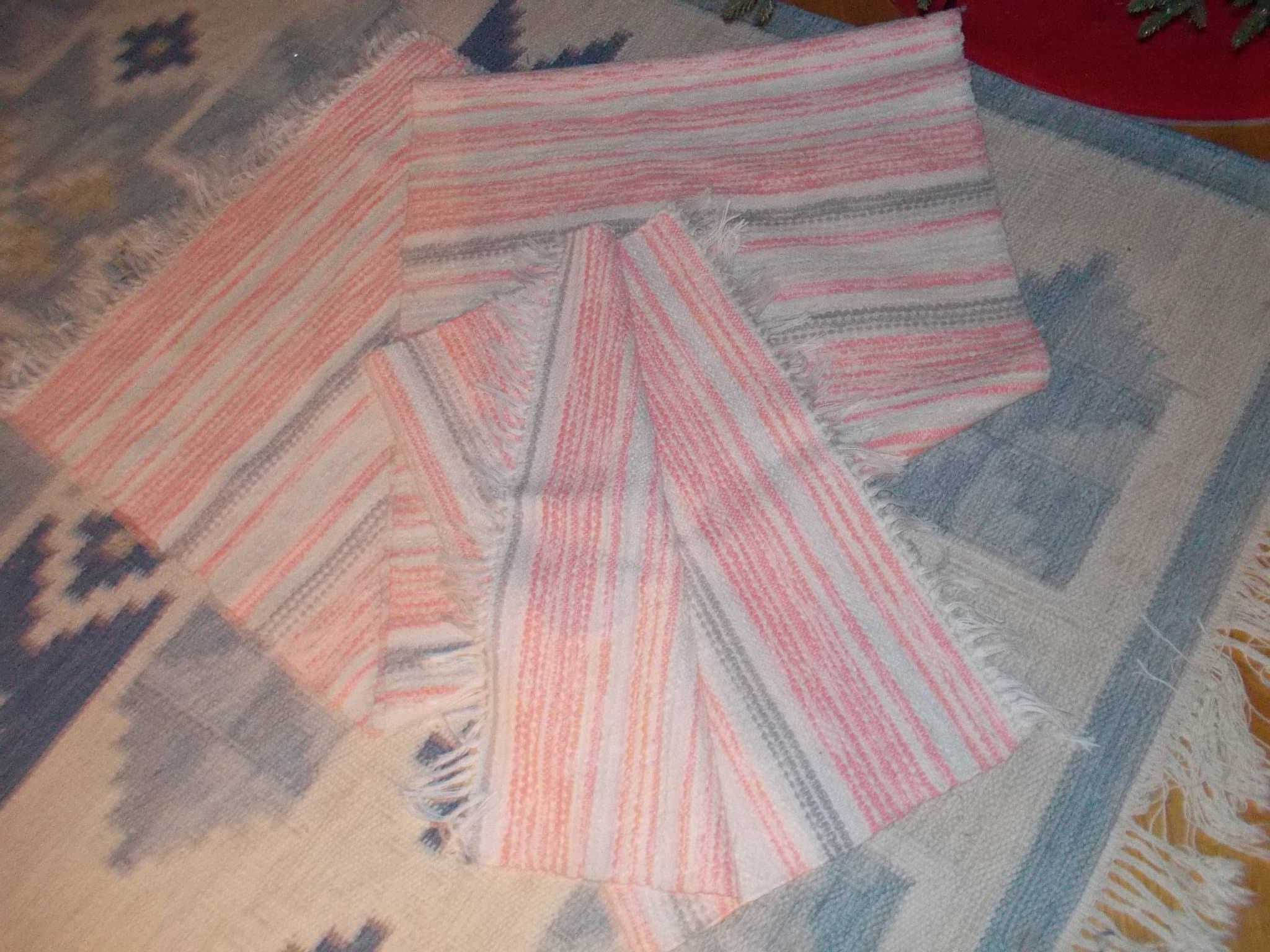 Set 2 st trasmattor 1 st 3 m + 1 st 1,60 I pastellfärgerna rosa grå vit.