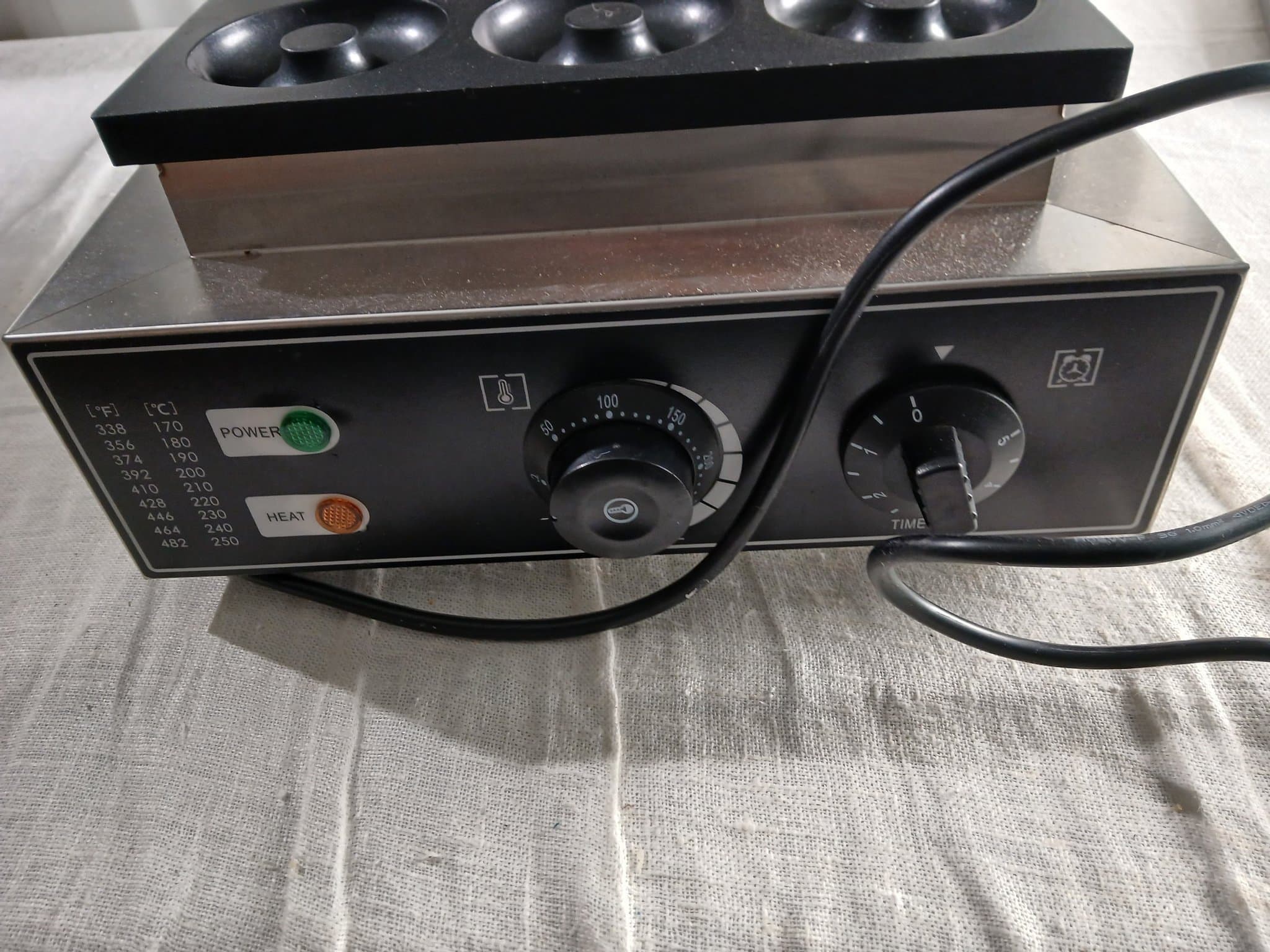 Profesjonell 6-Hulls Mini Donut Vaffeljern – Kommersiell Maskin (FYX-6A)