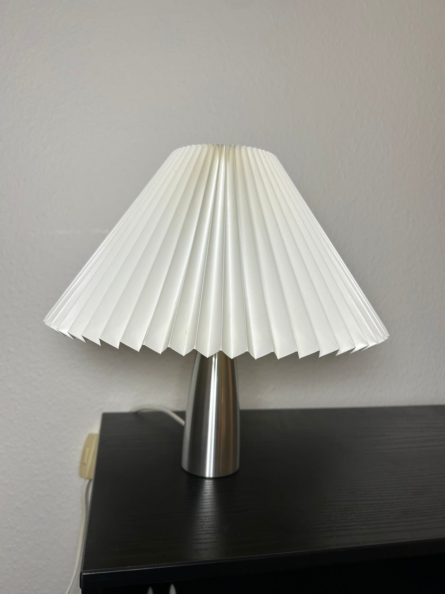 Le Klint 376 bordslampa i borstad aluminium med skärm 2/19 – klassisk design