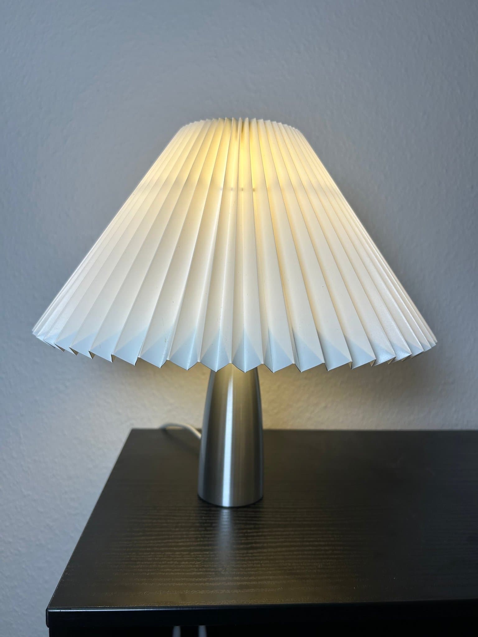 Le Klint 376 bordslampa i borstad aluminium med skärm 2/19 – klassisk design