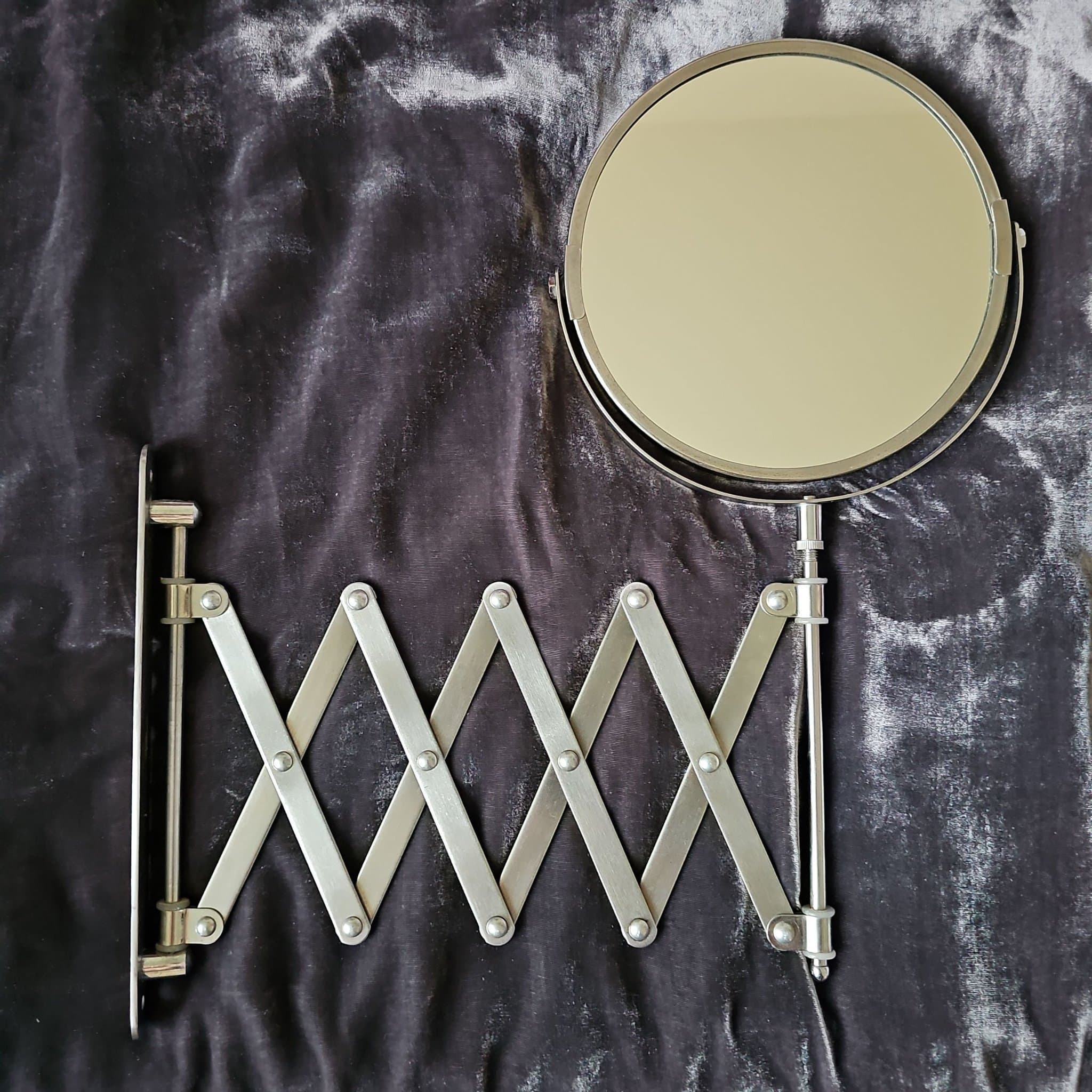 Praktisk och stilren sminkspegel från IKEA, modell FRÄCK.