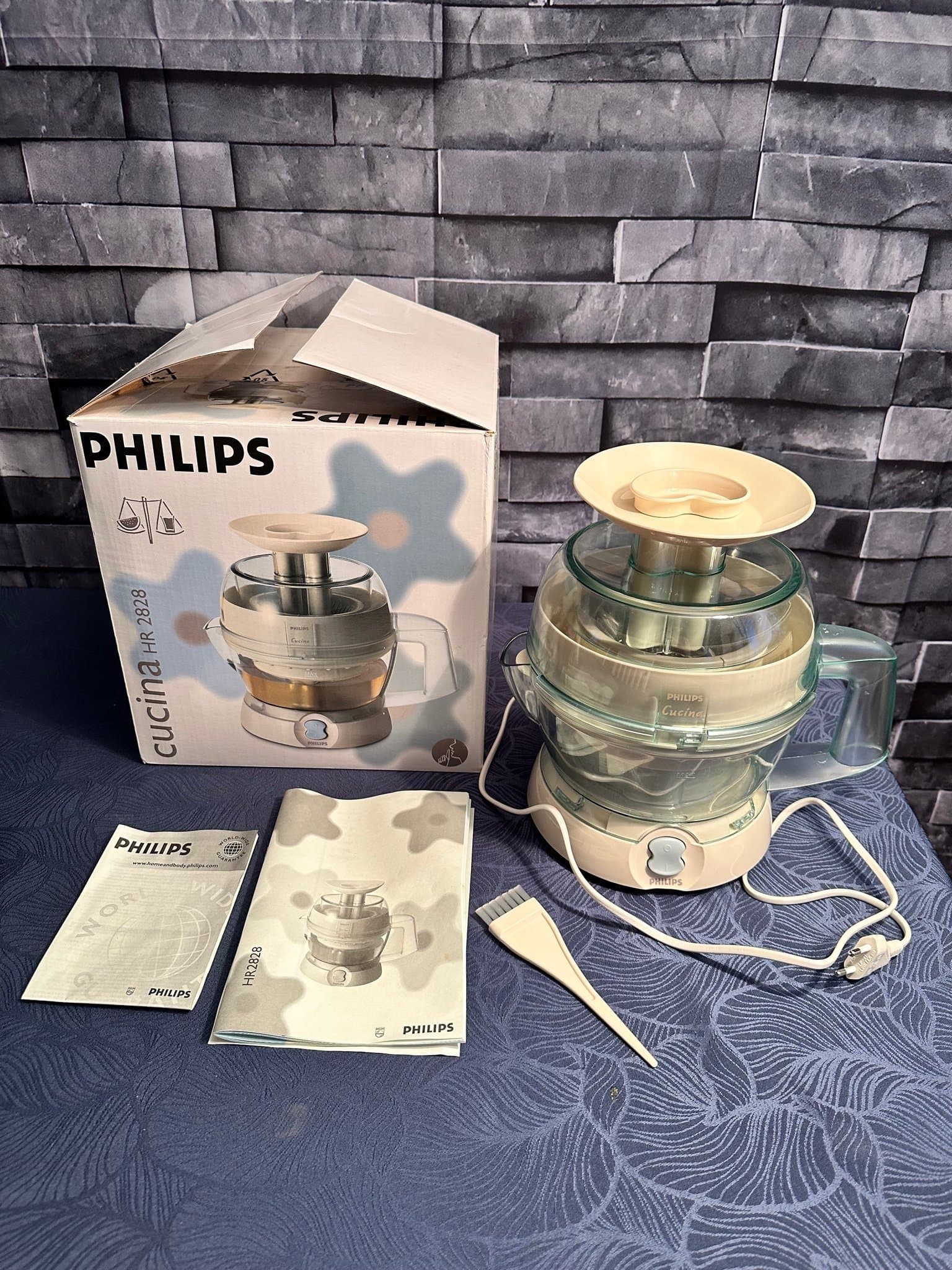Philips Cucina HR 2828 Juice Extractor