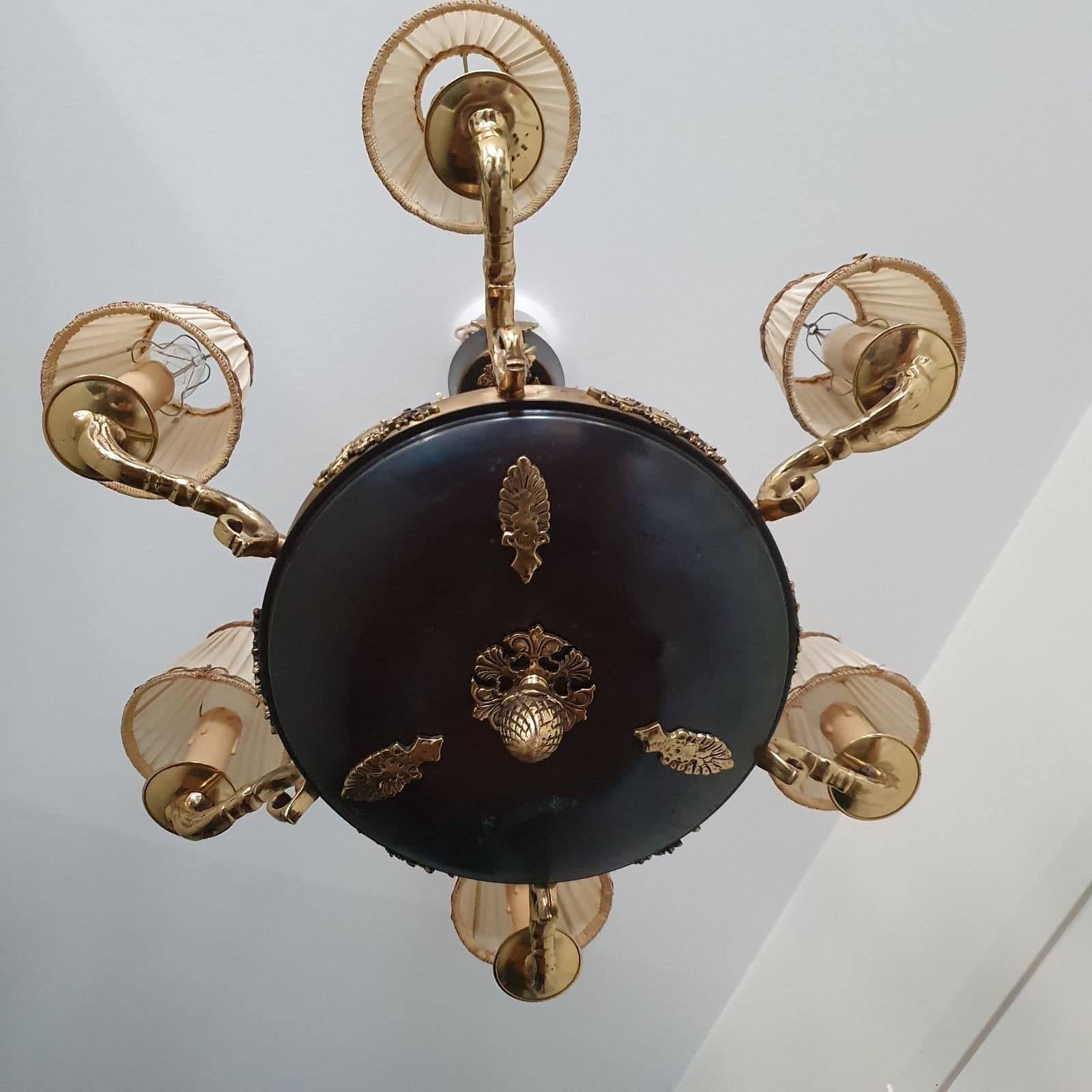 Elegant takkrona i mässingdetaljer med lampskärmar