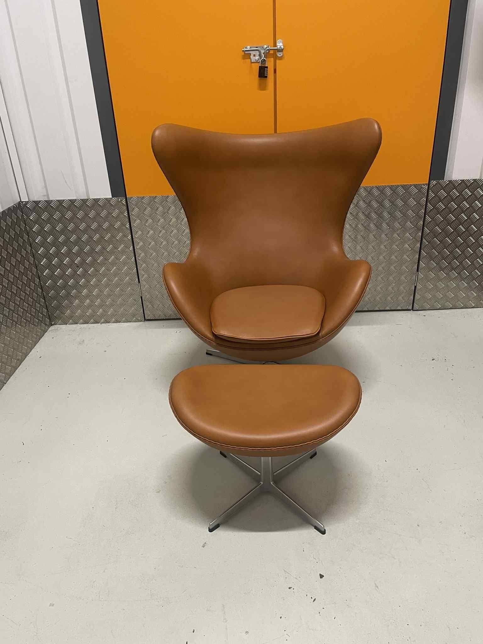 Ägget samt pall av Arne Jacobsen