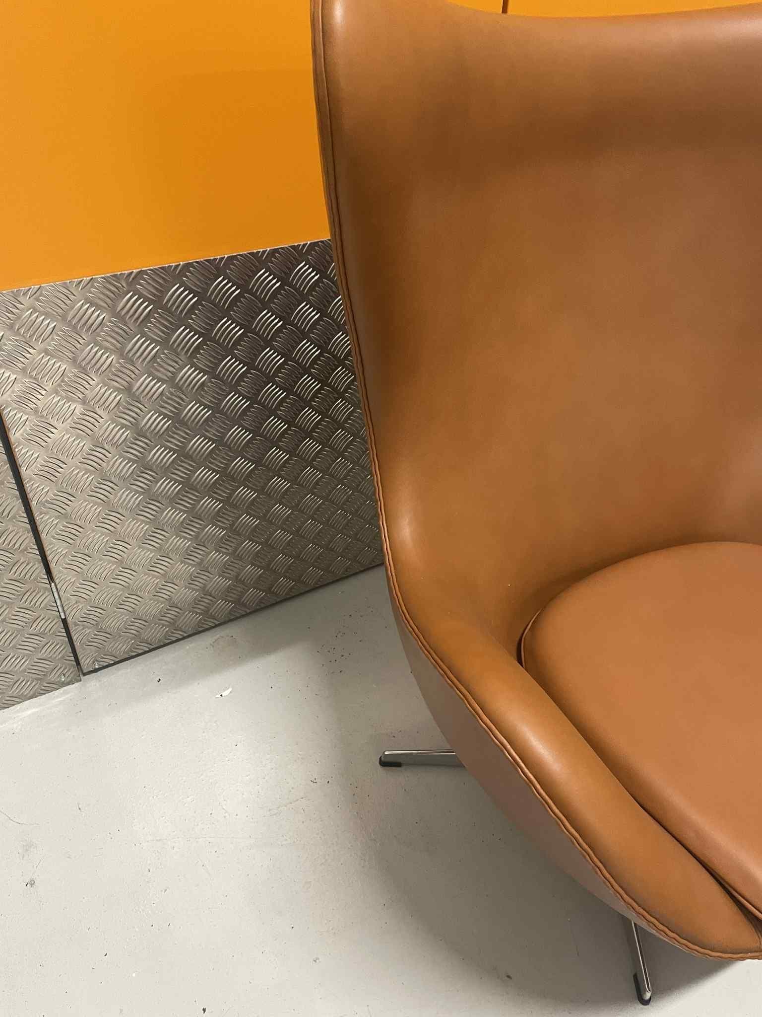 Ägget samt pall av Arne Jacobsen