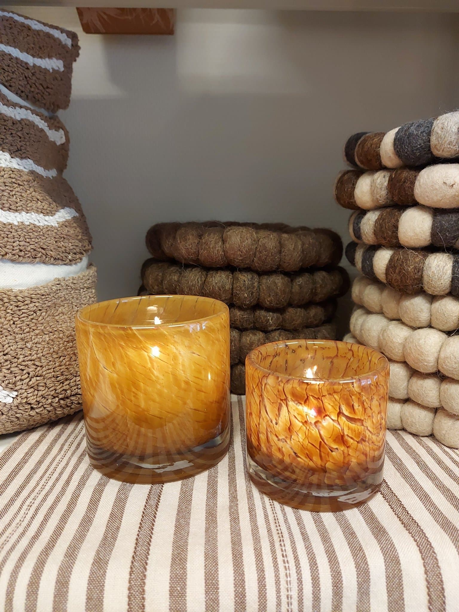 Två ljuslyktor i glas