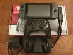 Nintendo Switch (2018) + Pro controller - Fint skick!