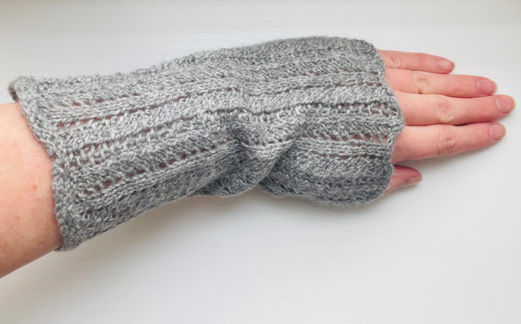 Håndstrikkete pulsvarmere i delikat kasjmirgarn