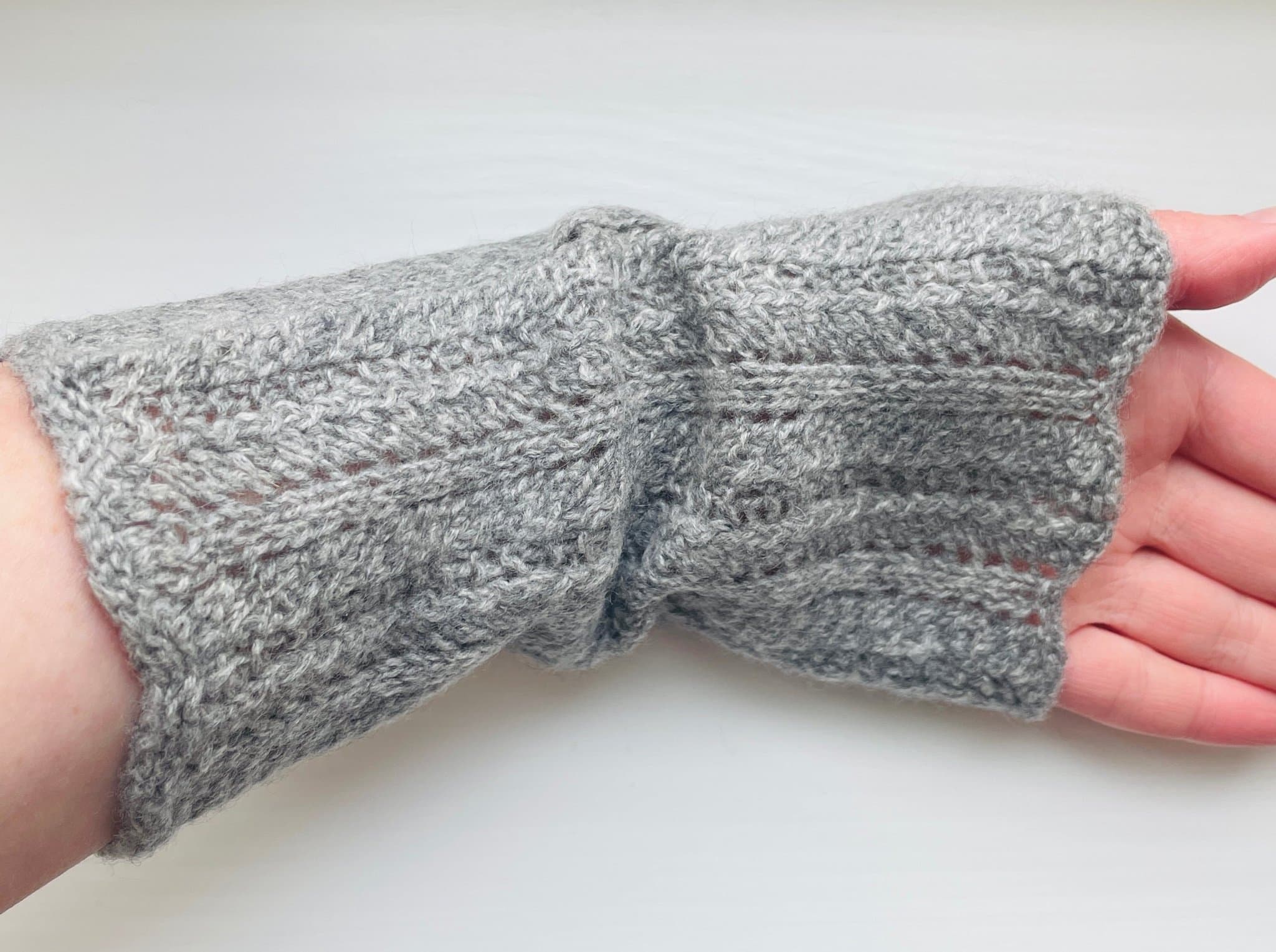 Håndstrikkete pulsvarmere i delikat kasjmirgarn