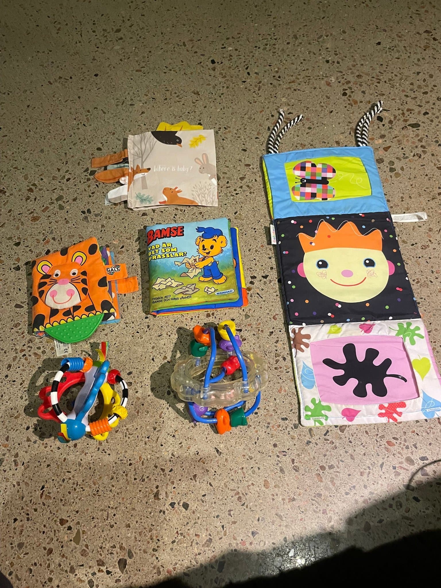 Baby Leksaker -prasslande Böcker och Rattlar kvalitativa aktivitetsläksaker