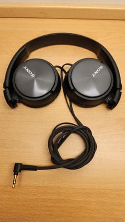 Sony MDR-ZX110 On-Ear Hörlurar – Svart (Standardstorlek)