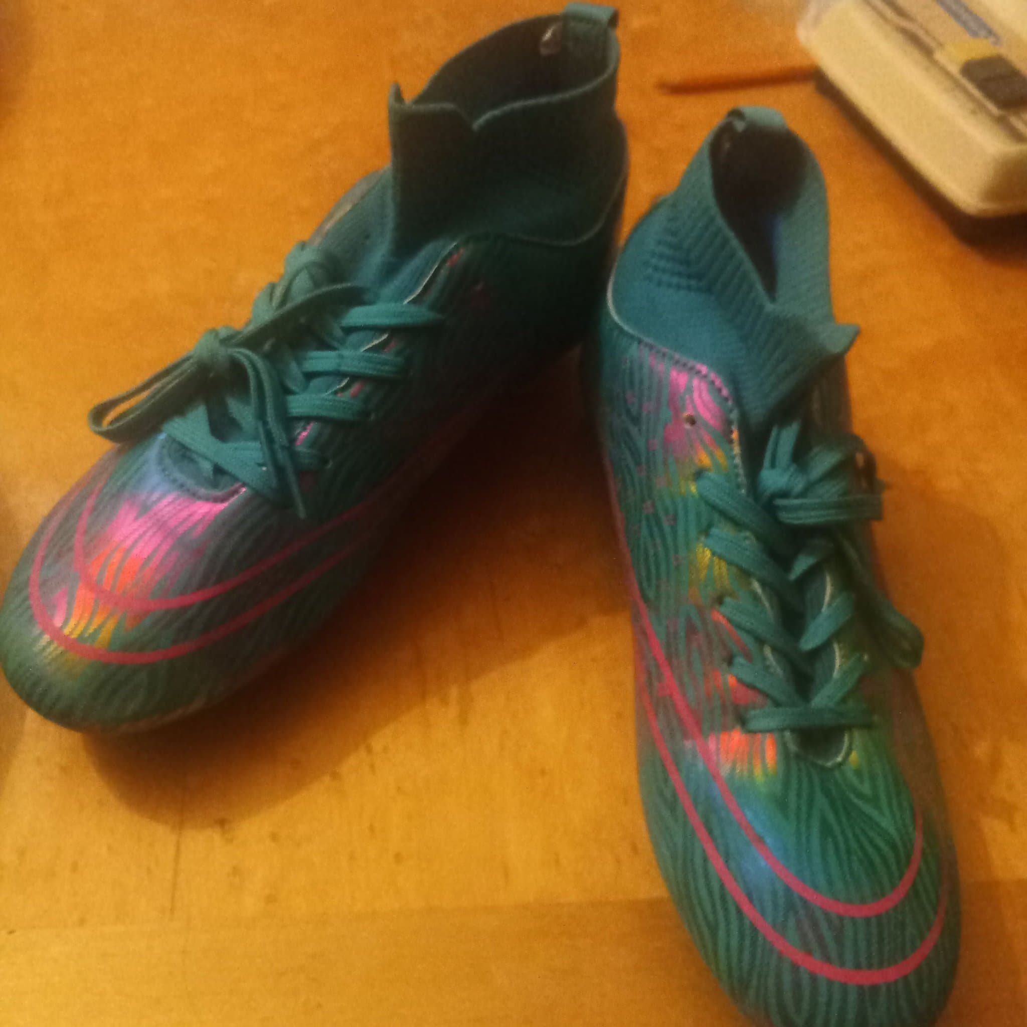 Helt NYA! Snygga fotbollsskor,nypris 880 kr, strl 40, för konstgräs