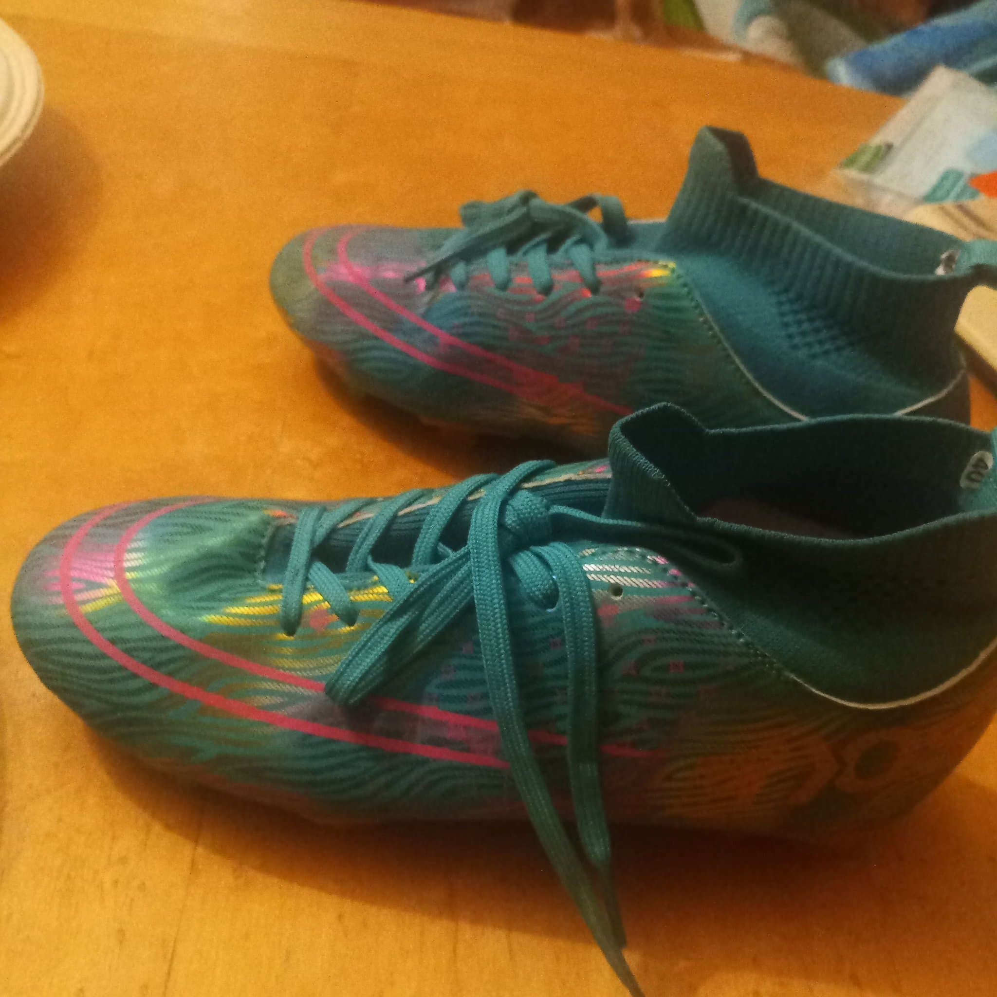 Helt NYA! Snygga fotbollsskor,nypris 880 kr, strl 40, för konstgräs