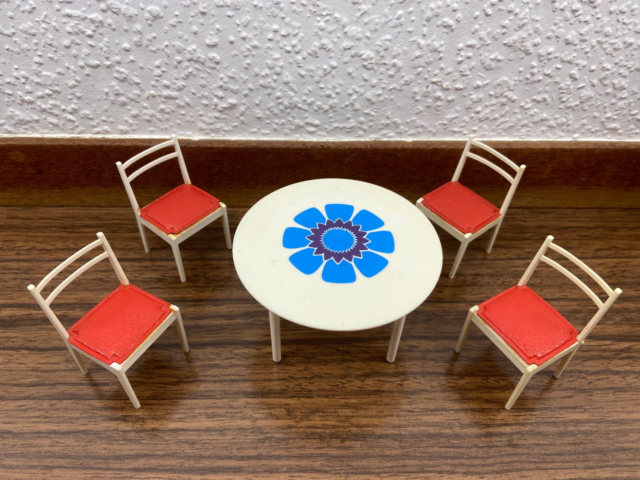 Europa - Bord - Stolar - Dockskåp