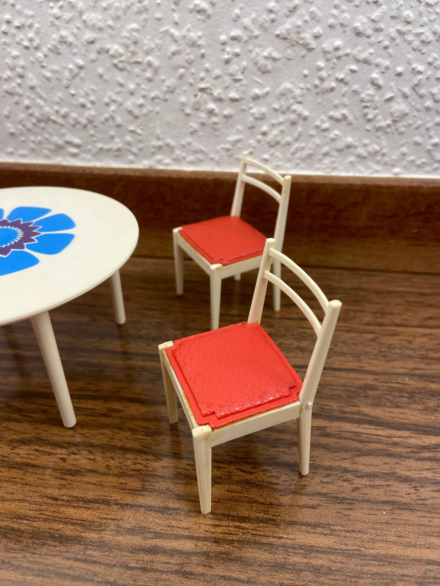 Europa - Bord - Stolar - Dockskåp