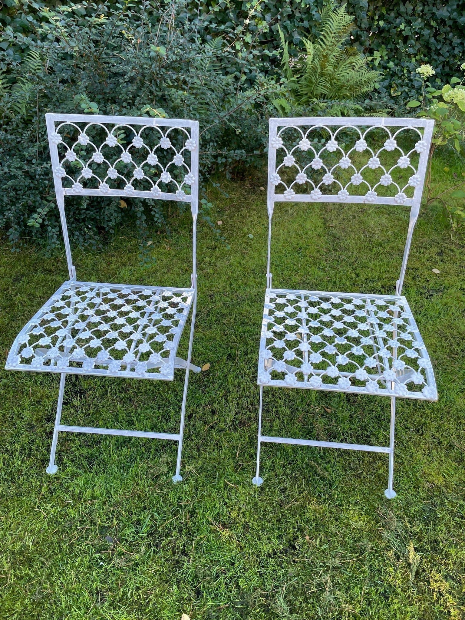 Två stolar i metall, Blomsten, design By Boisen