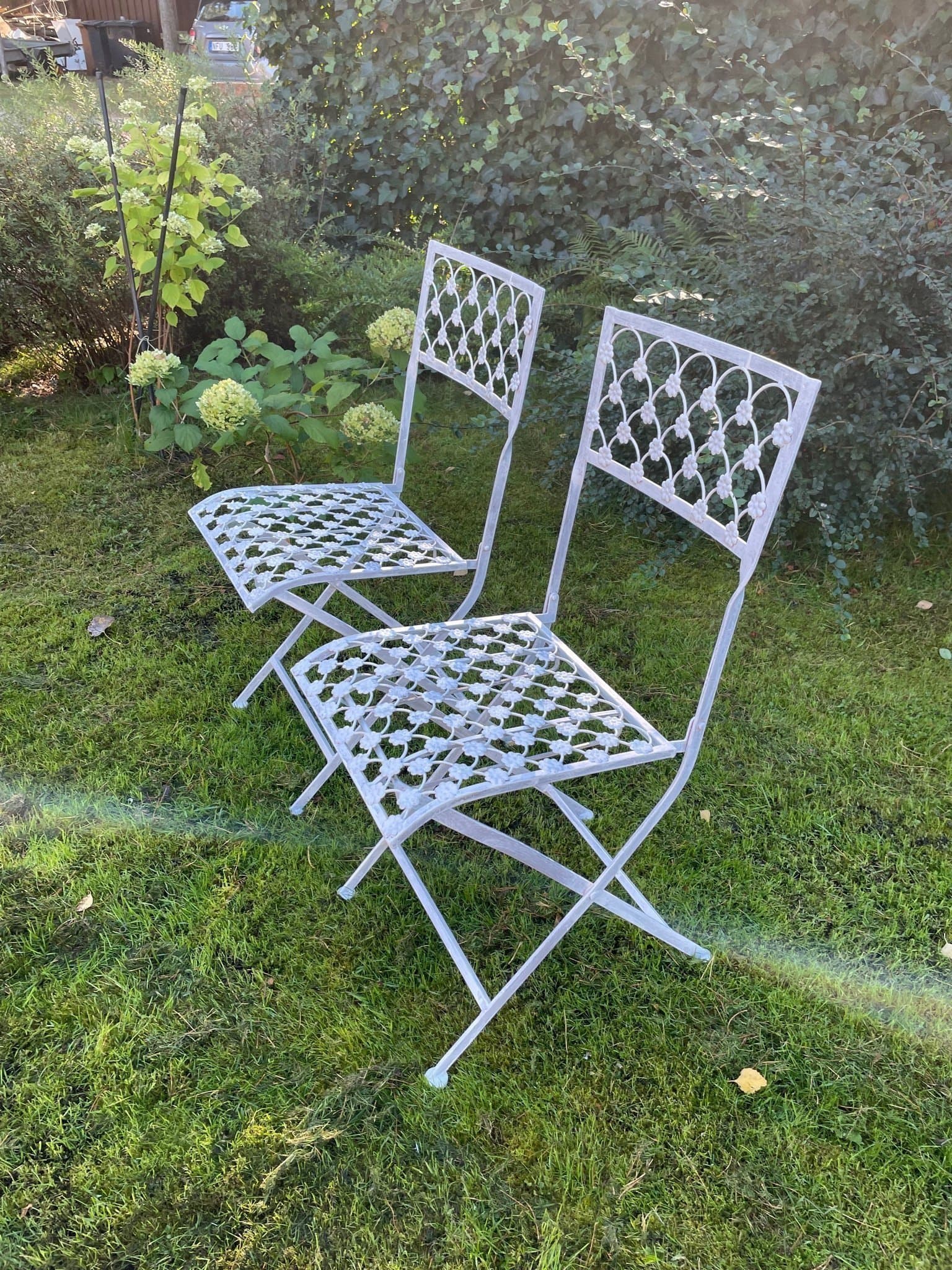 Två stolar i metall, Blomsten, design By Boisen