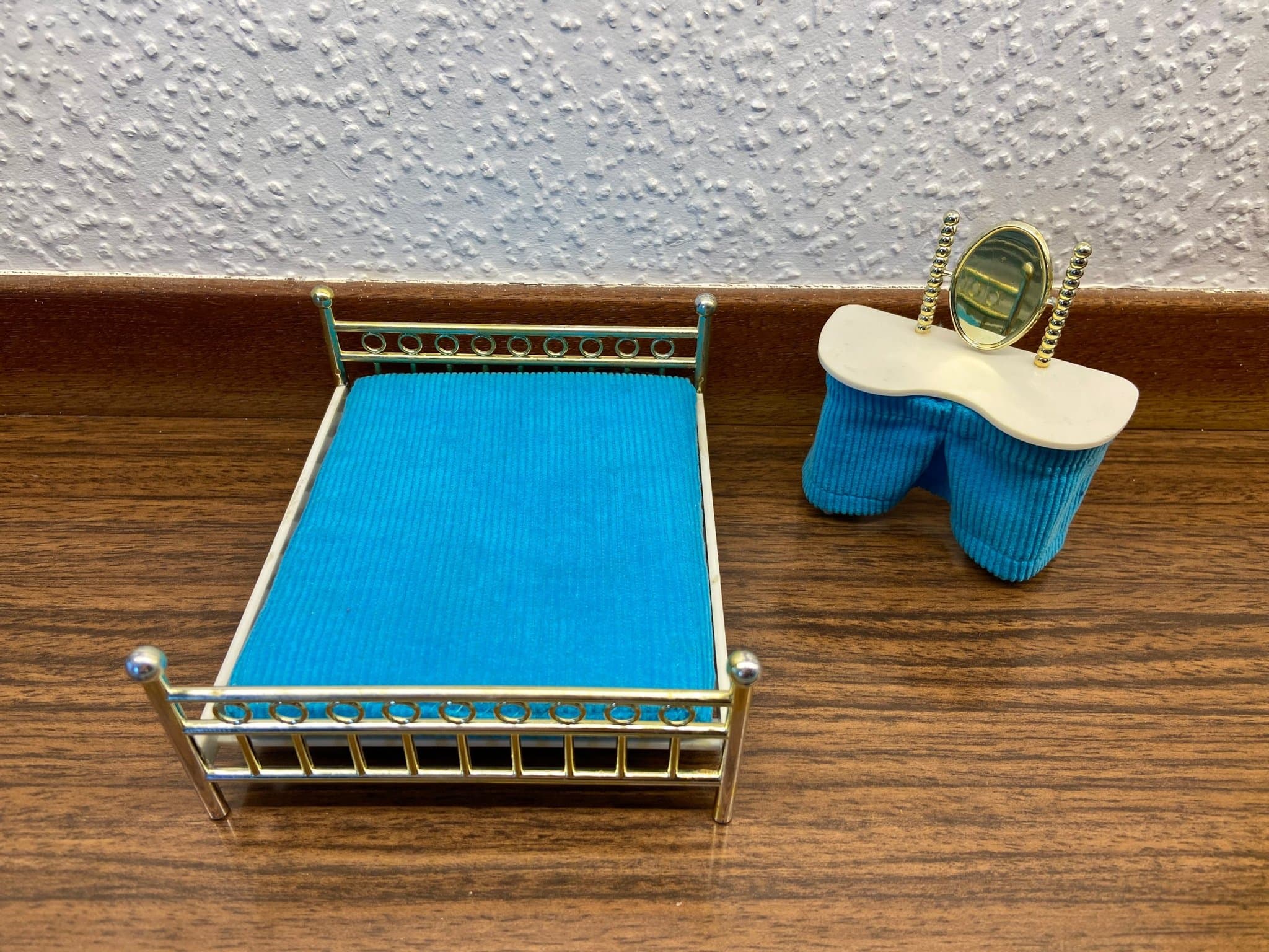 Brio - Sovrum - Säng - Sminkbord - Dockskåp