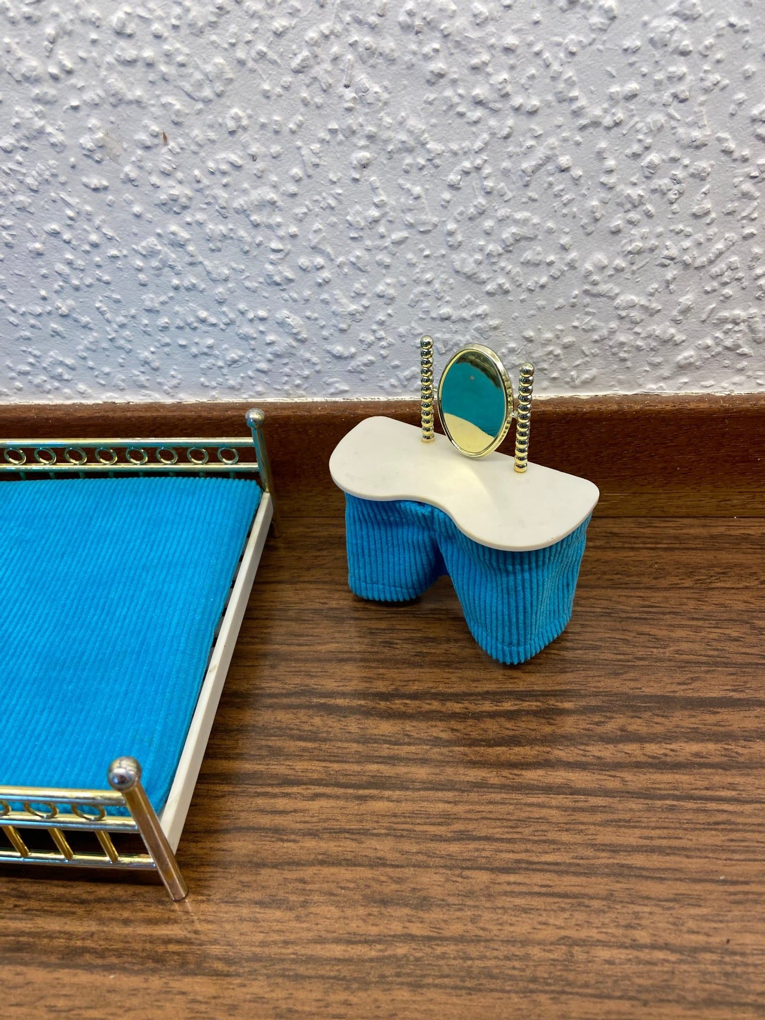 Brio - Sovrum - Säng - Sminkbord - Dockskåp