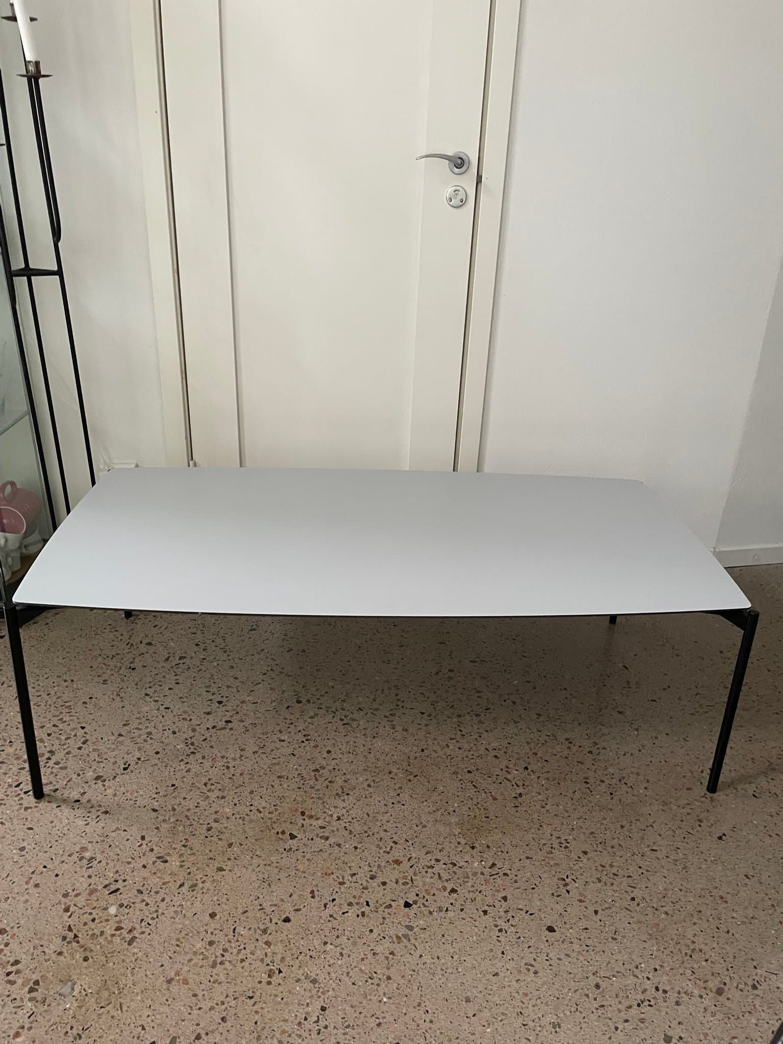 Bord med svart benställning från Ylva