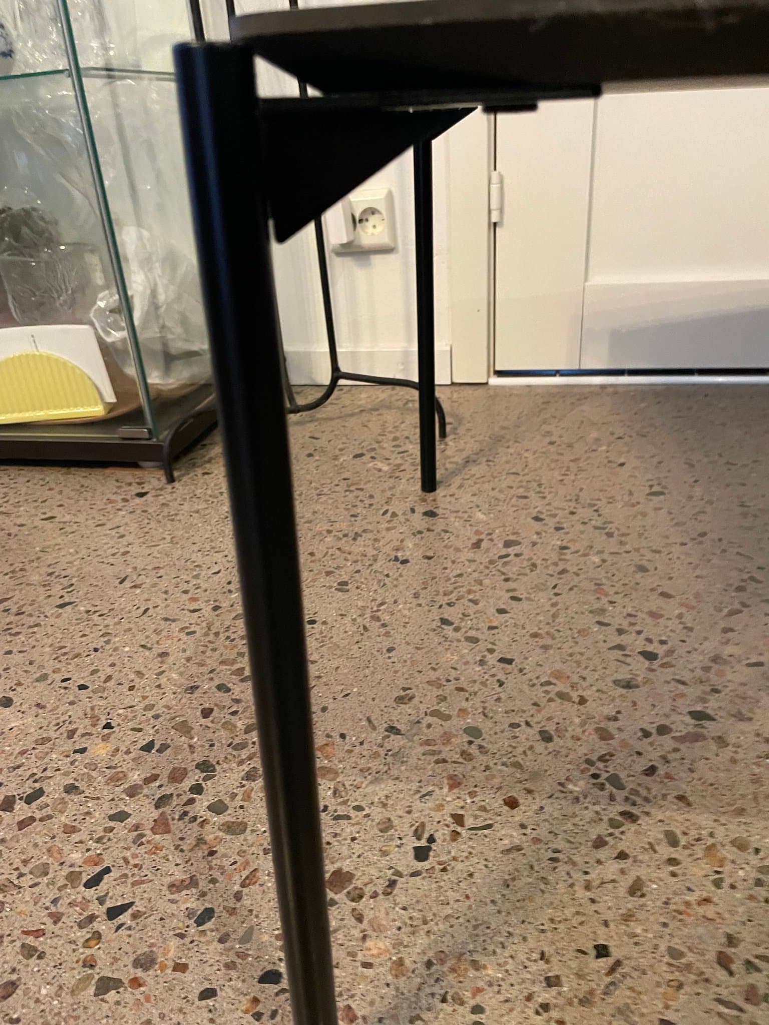 Bord med svart benställning från Ylva