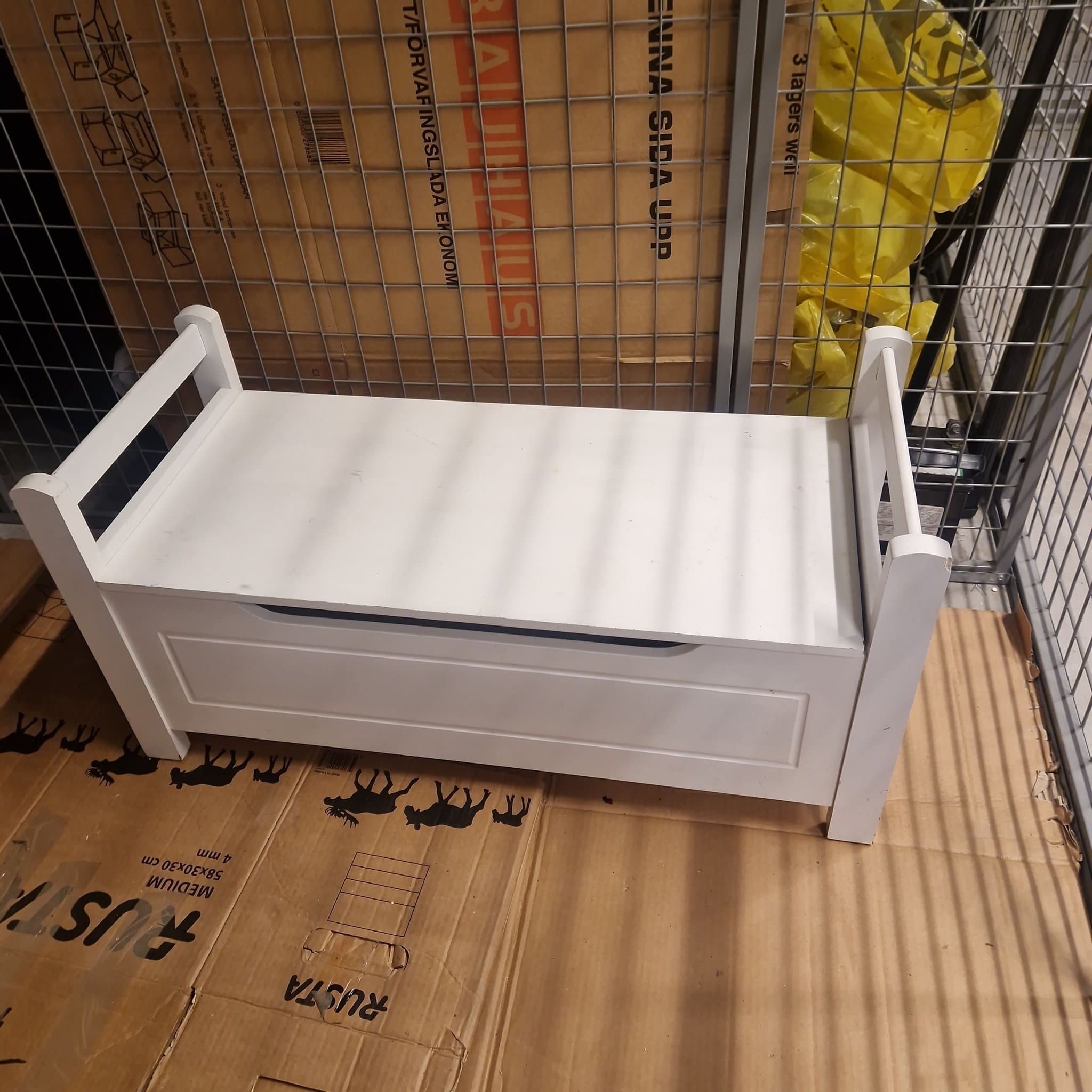 Vit Bänk med Förvaring