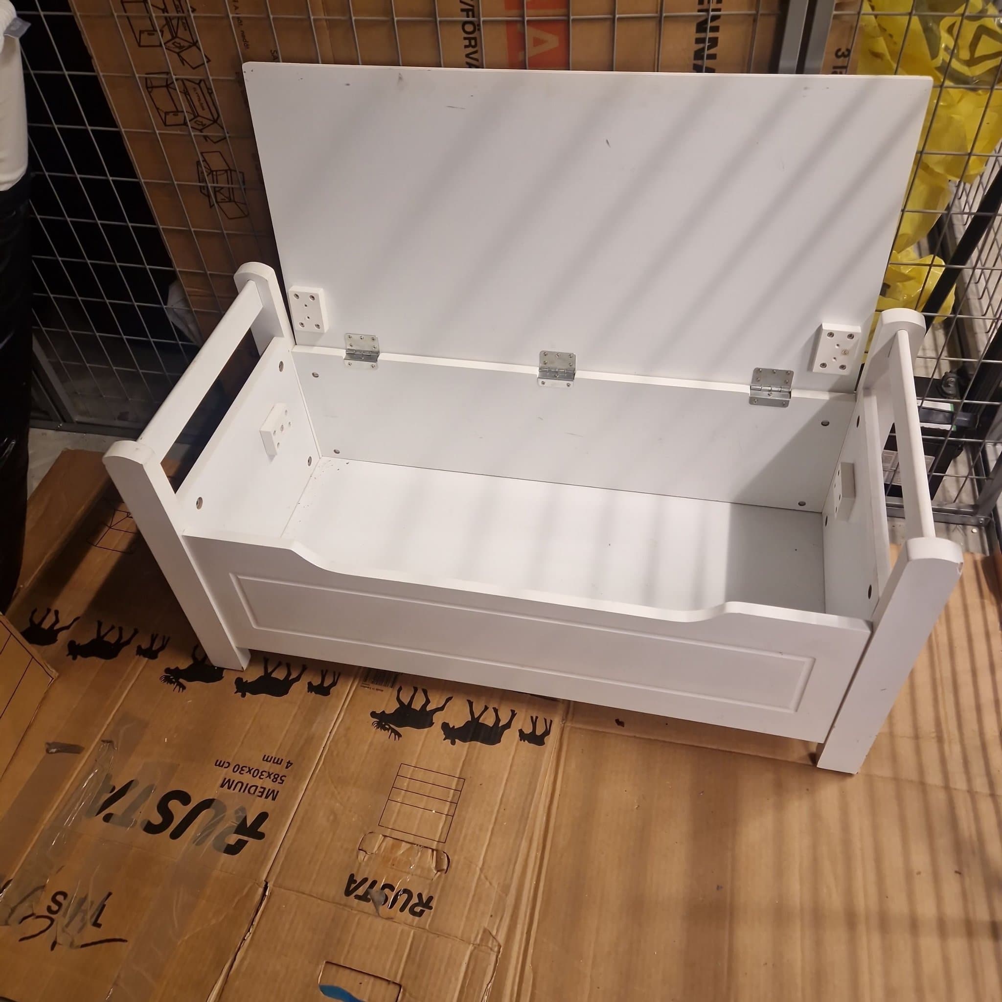 Vit Bänk med Förvaring