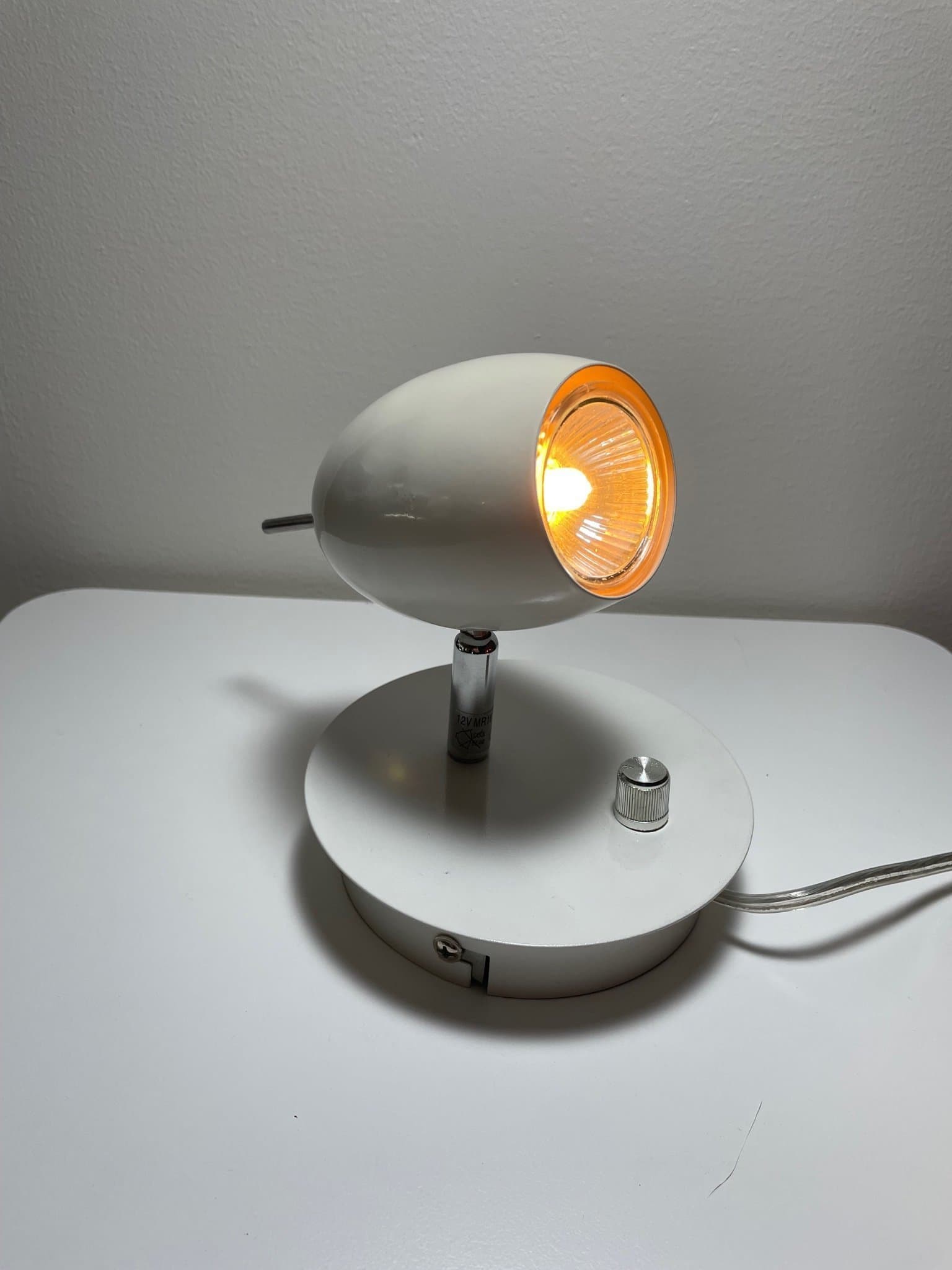 Space Age bordslampa – By Rydéns – vit – dimbar MR16