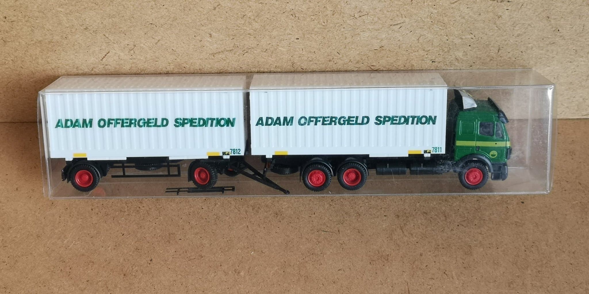 AMW 1:87 - MB containerlastbil med släp "Adam Offergeld Spedition" - fin i box
