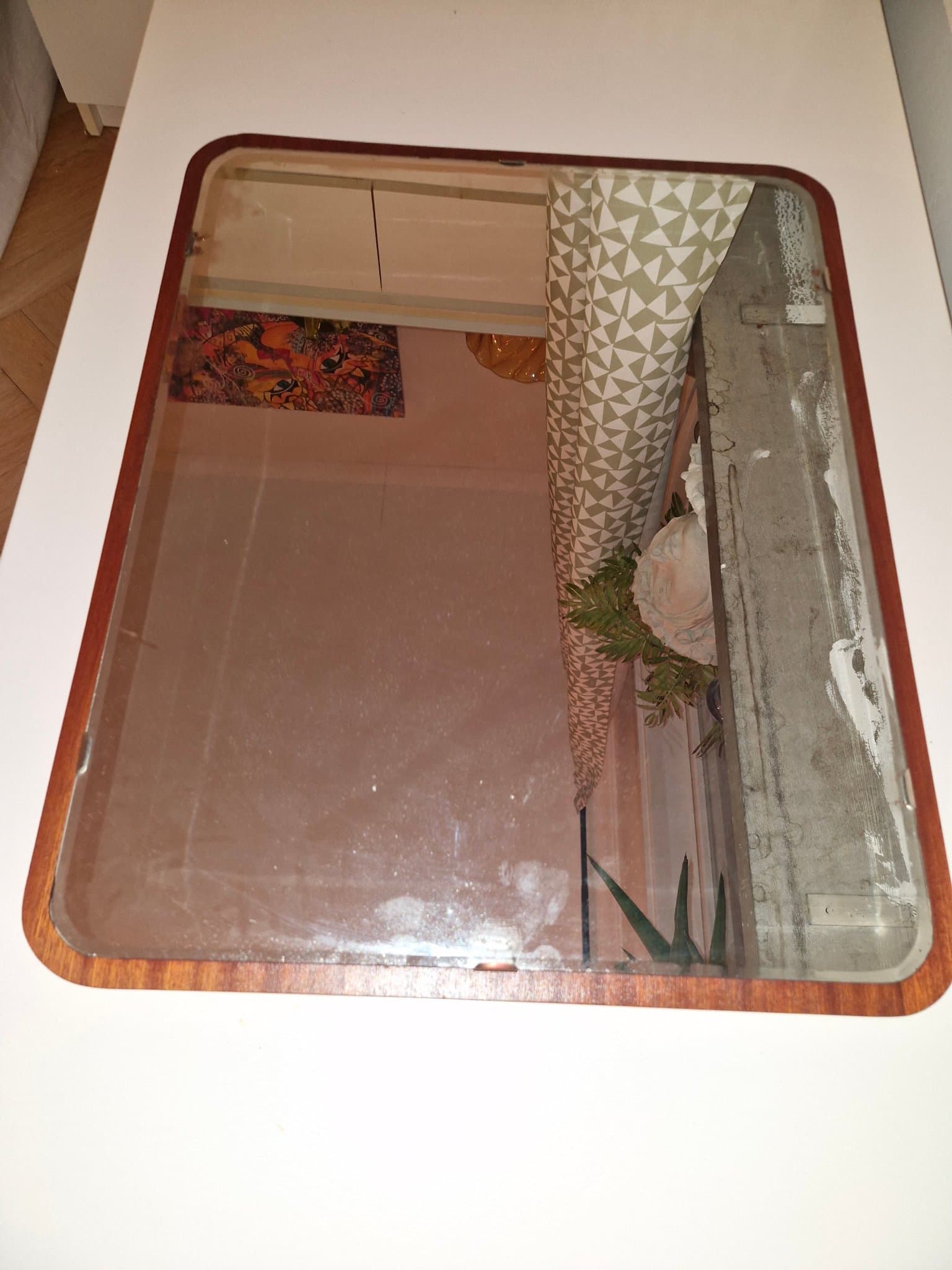 Spegel med träram facettslipat glas