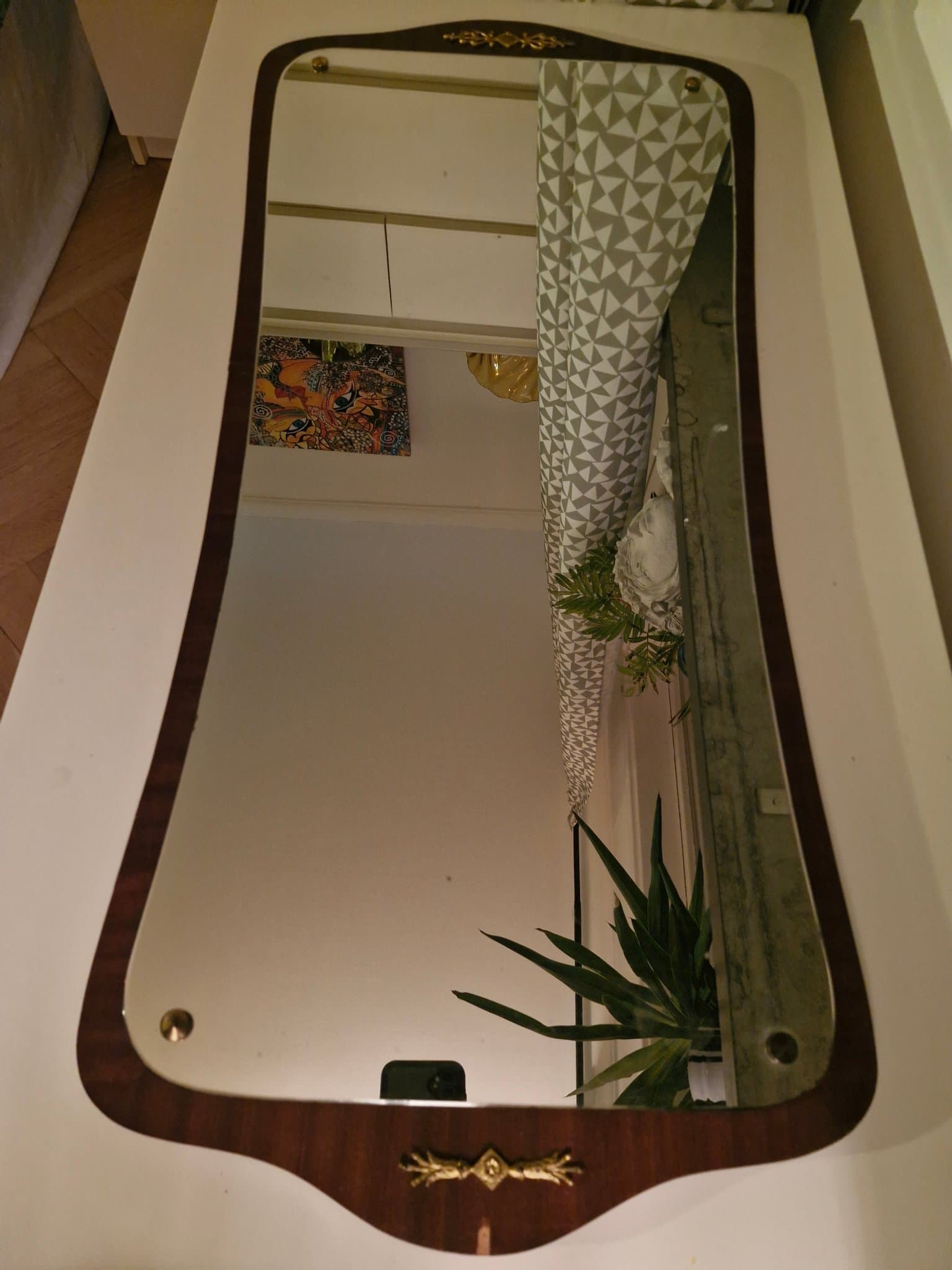 Väggspegel från Eriksmålaglas med träram och guldfärgade detaljer