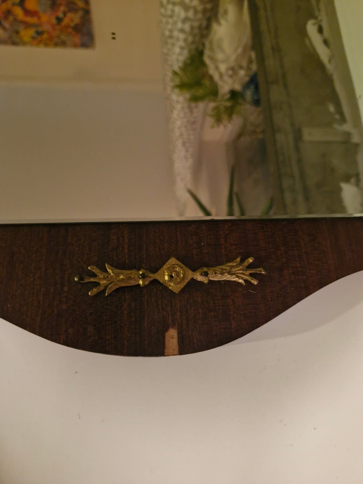 Väggspegel från Eriksmålaglas med träram och guldfärgade detaljer