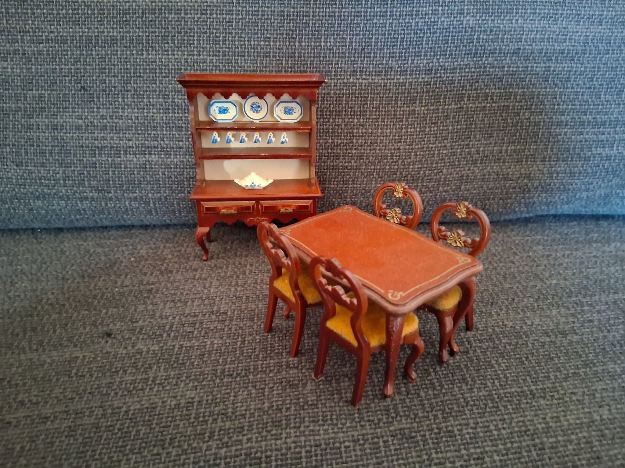 Dockhusmöbler Lundby Hylla, bord och stolar.