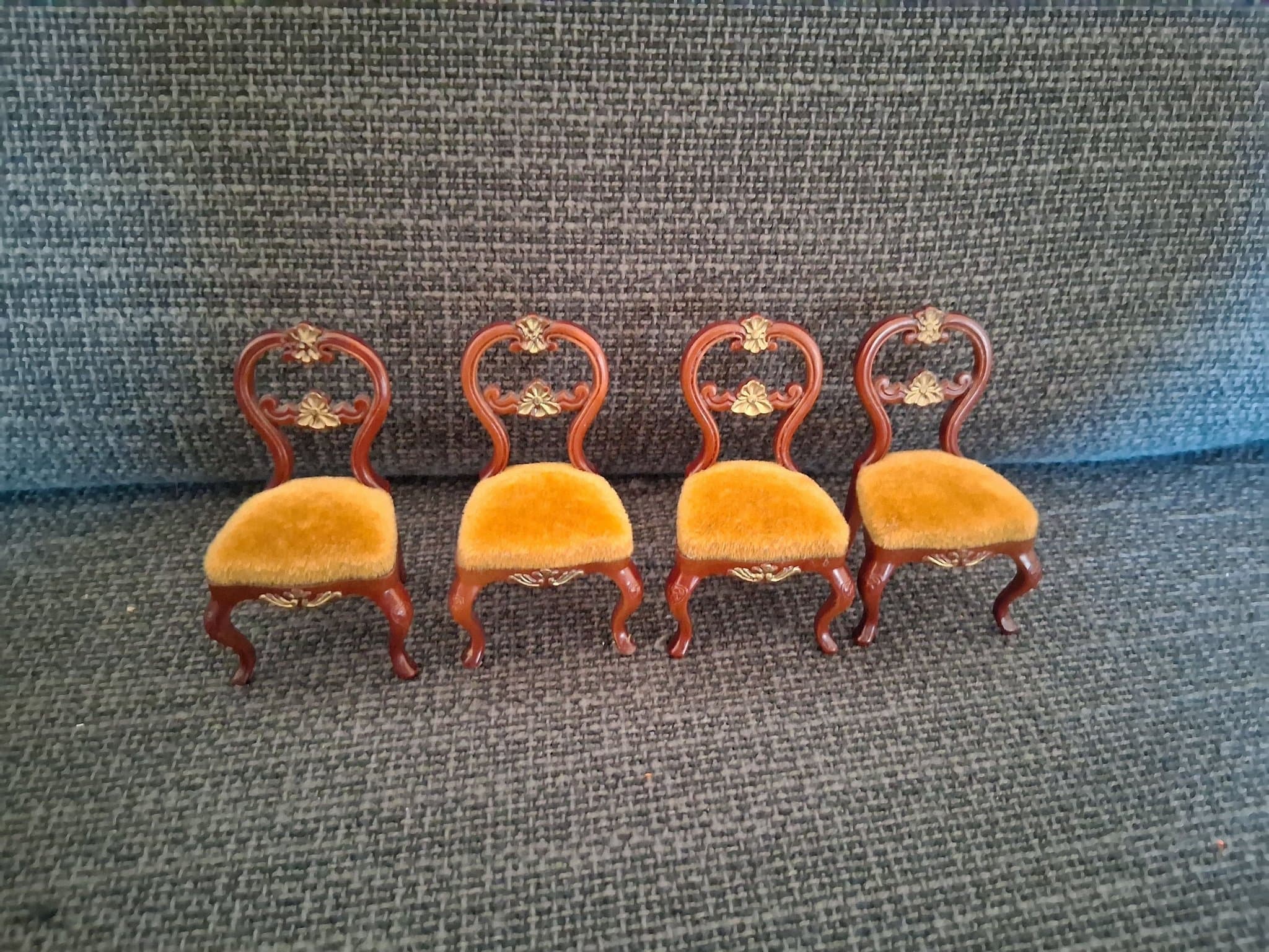 Dockhusmöbler Lundby Hylla, bord och stolar.