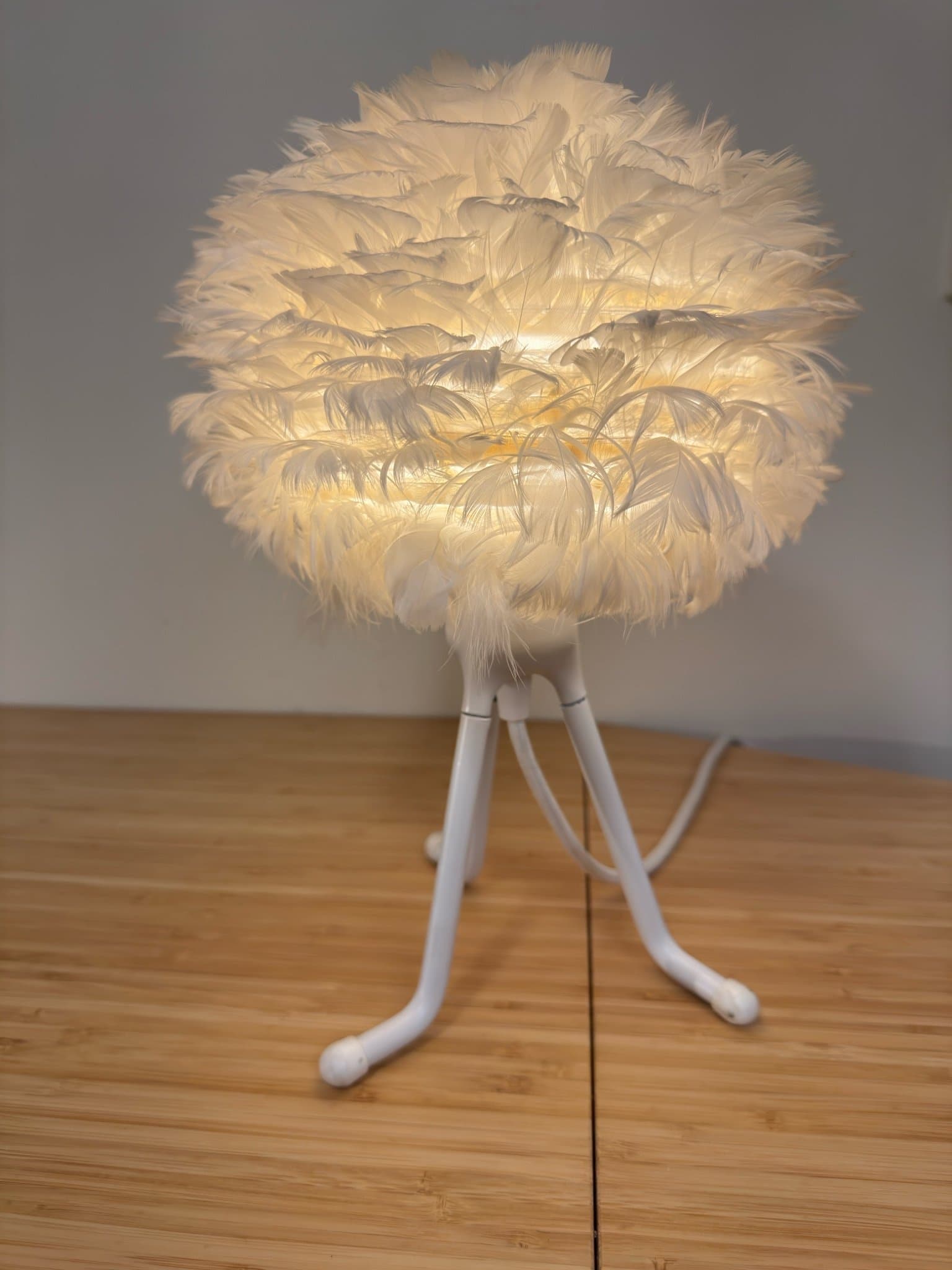 Umage Tripod Base-lampstativ i vitt med Eos-fjäderlampskärm i vitt