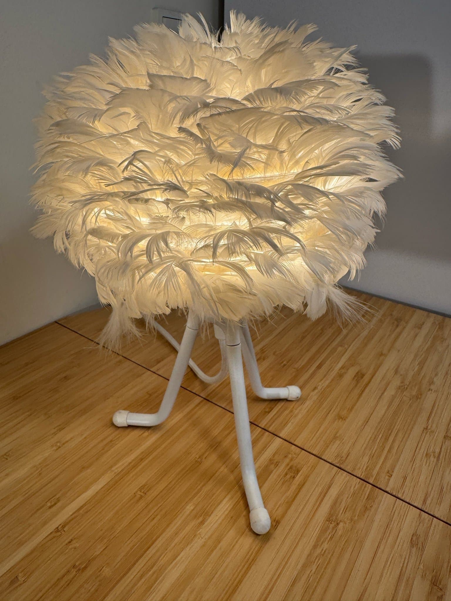 Umage Tripod Base-lampstativ i vitt med Eos-fjäderlampskärm i vitt