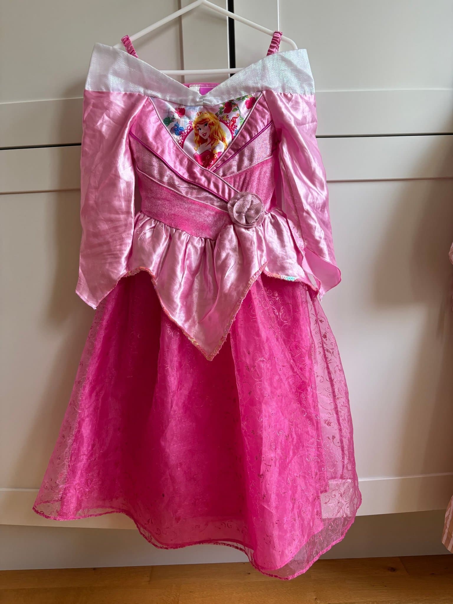 Disney Törnrosa prinsessklänning 116 Rubies maskeradkläder utklädnad