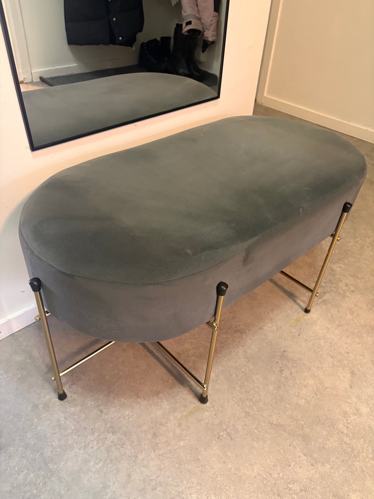 Sittbänk i sammet med guldfärgade ben