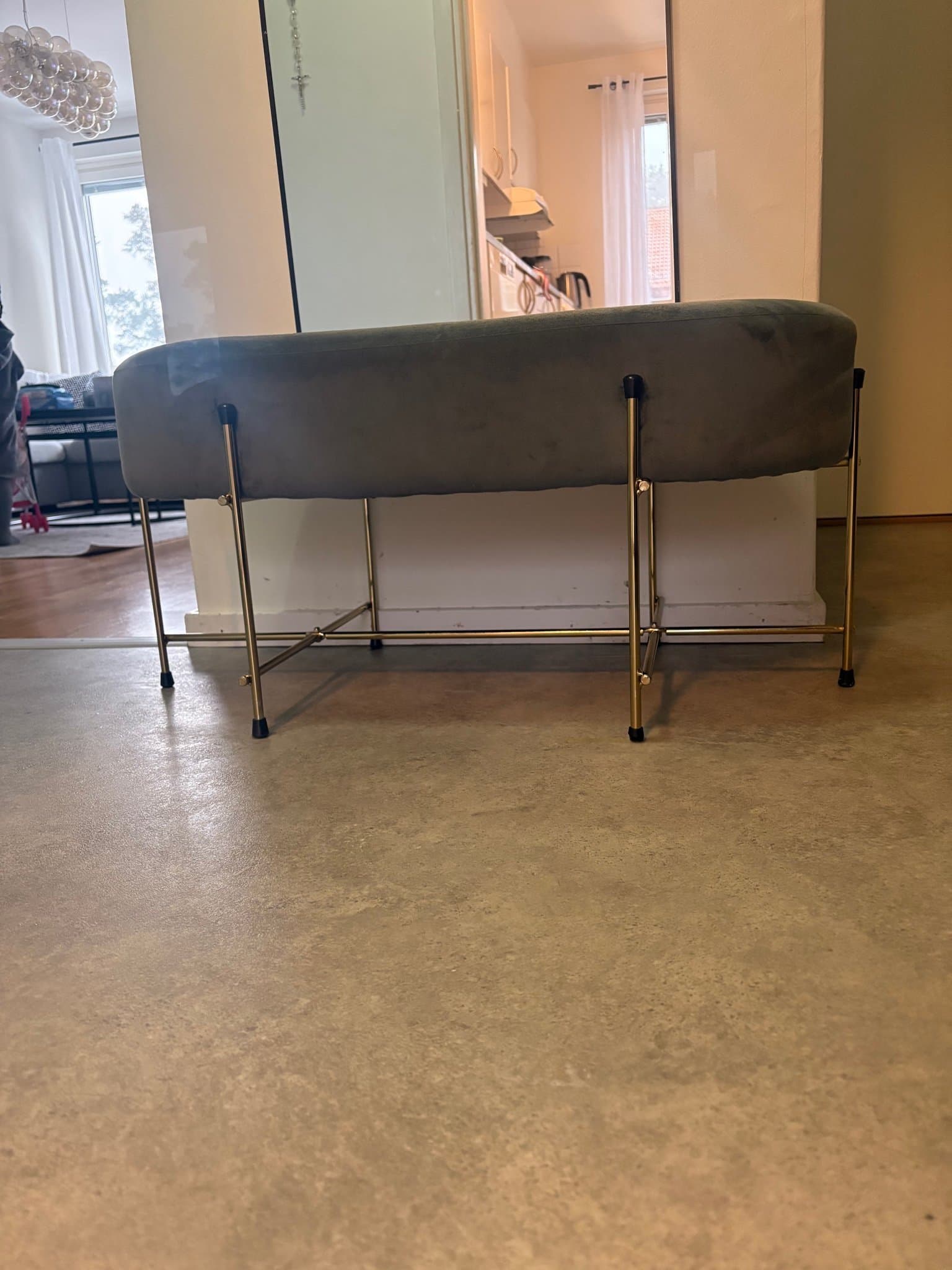 Sittbänk i sammet med guldfärgade ben