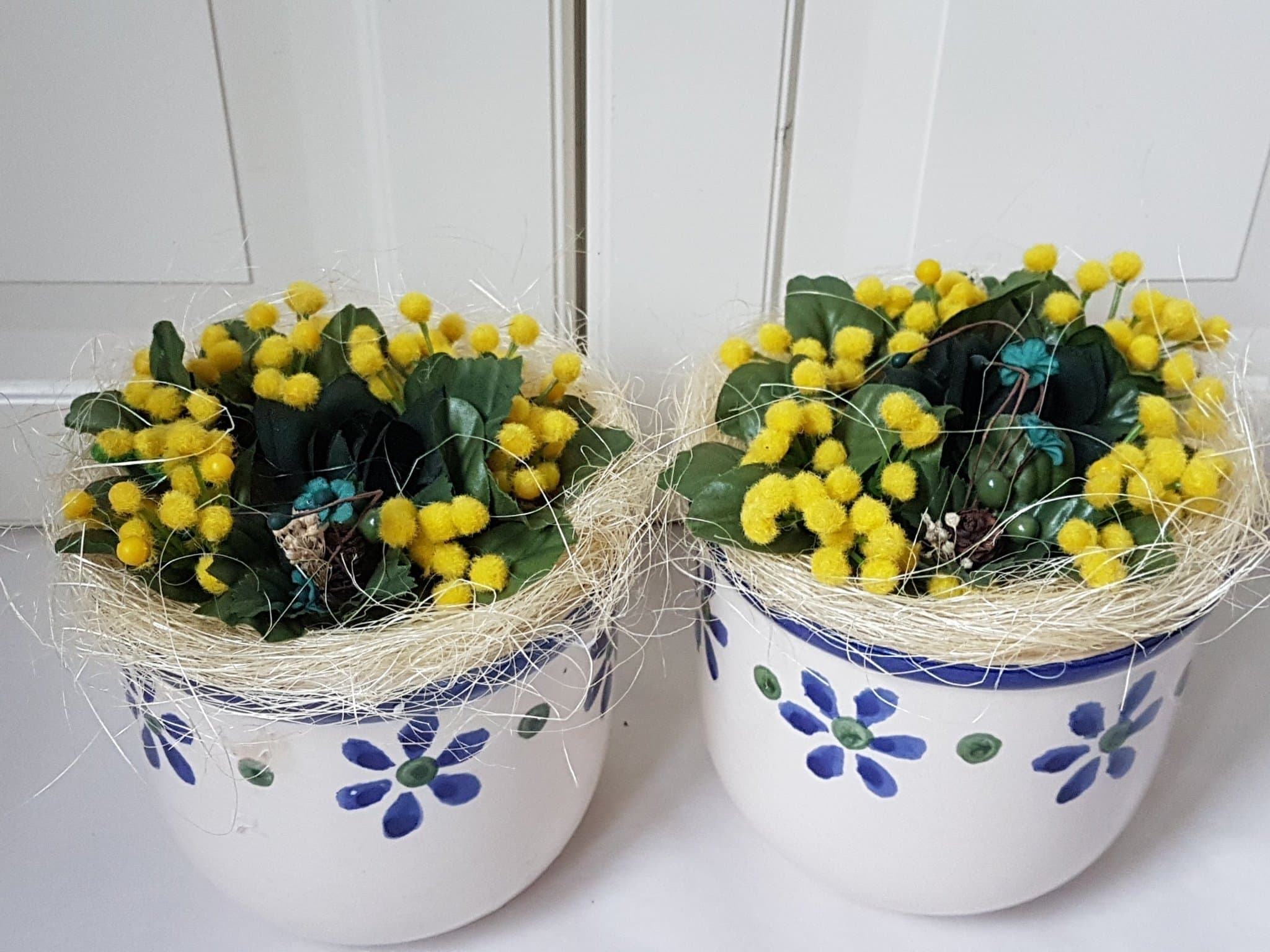 Två färgstarka, verklighetstrogna konstgjorda mimosa blommor i kruka
