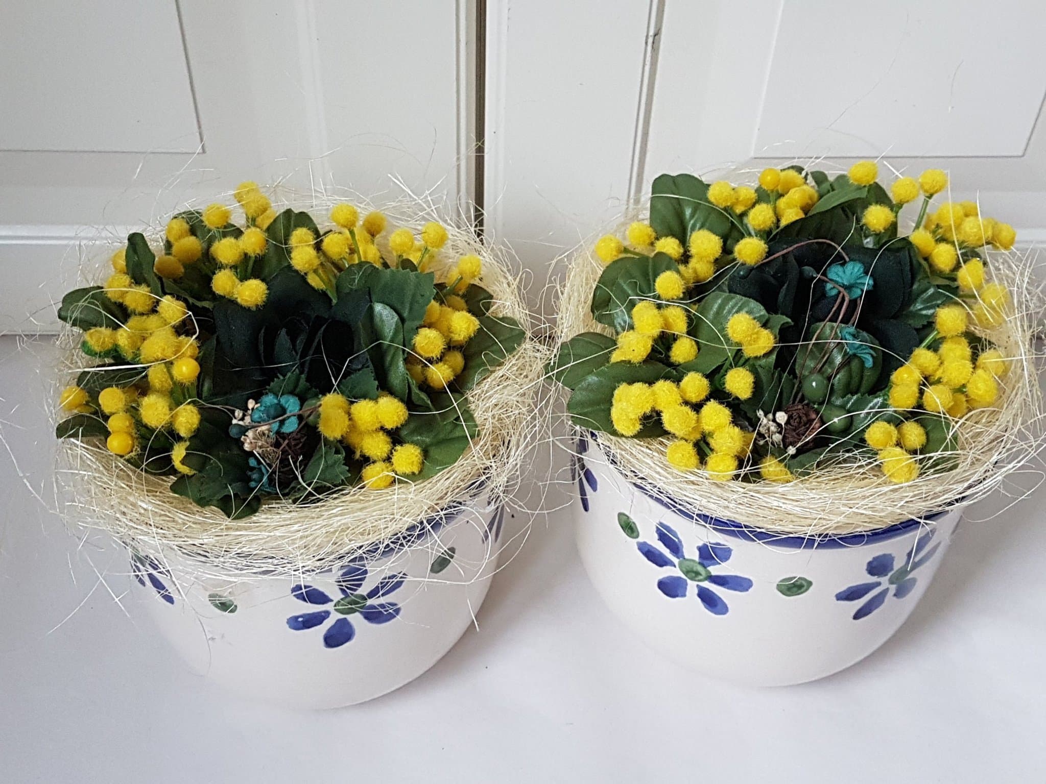 Två färgstarka, verklighetstrogna konstgjorda mimosa blommor i kruka