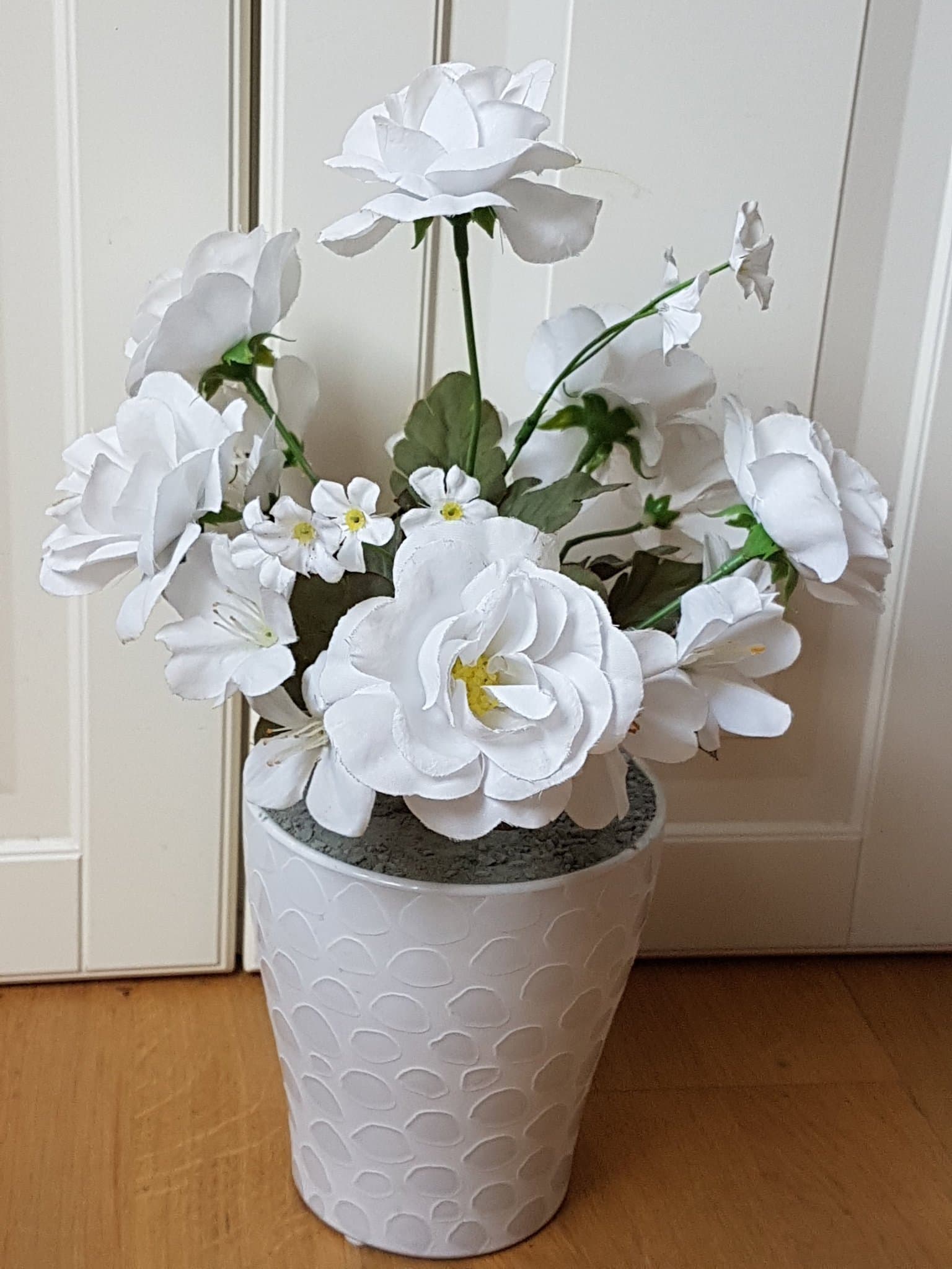 Lättplacerade växt i kruka med naturtroget utseende