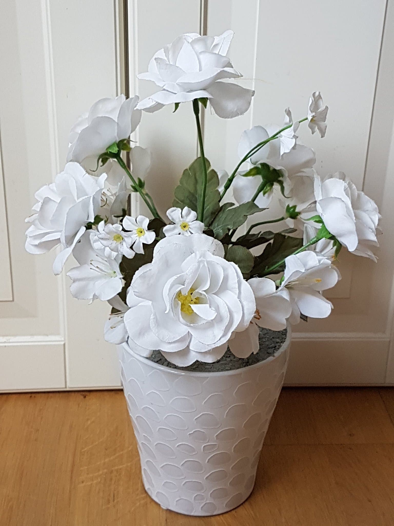 Lättplacerade växt i kruka med naturtroget utseende